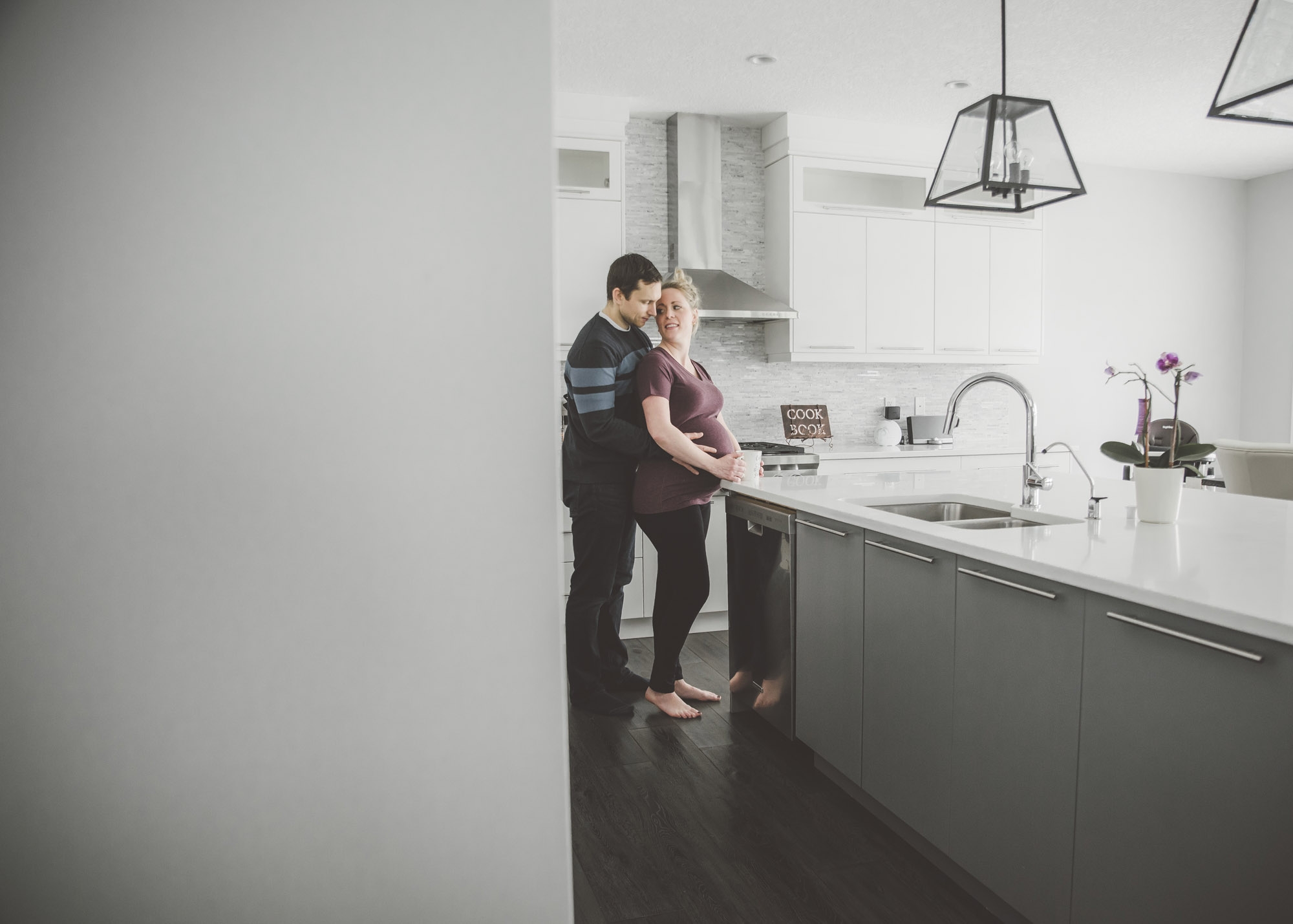 A BEAUTIFUL, RELAXED IN HOME MATERNITY SESSION - Alicia Nicole Wopereis Photography