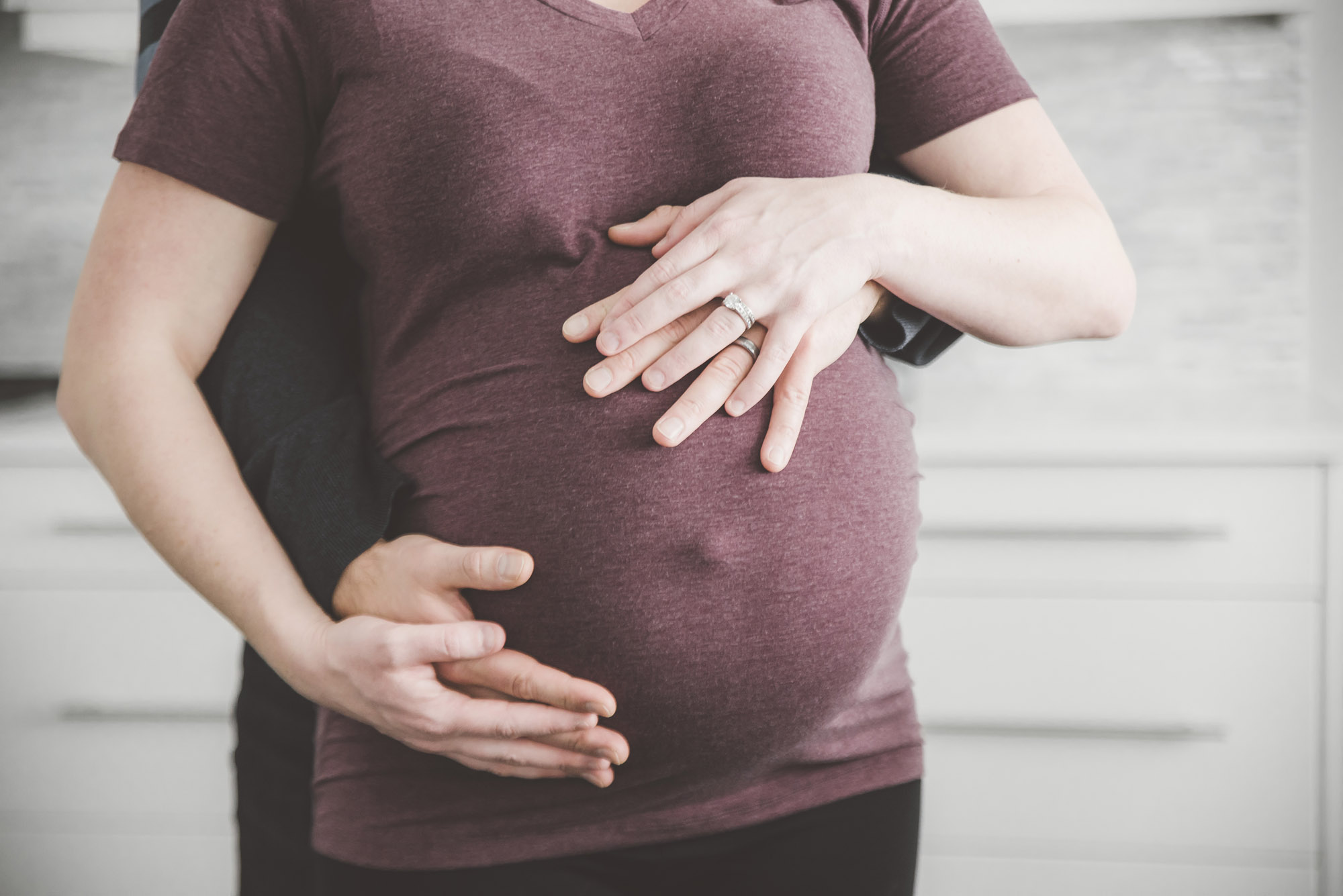A BEAUTIFUL, RELAXED IN HOME MATERNITY SESSION - Alicia Nicole Wopereis Photography