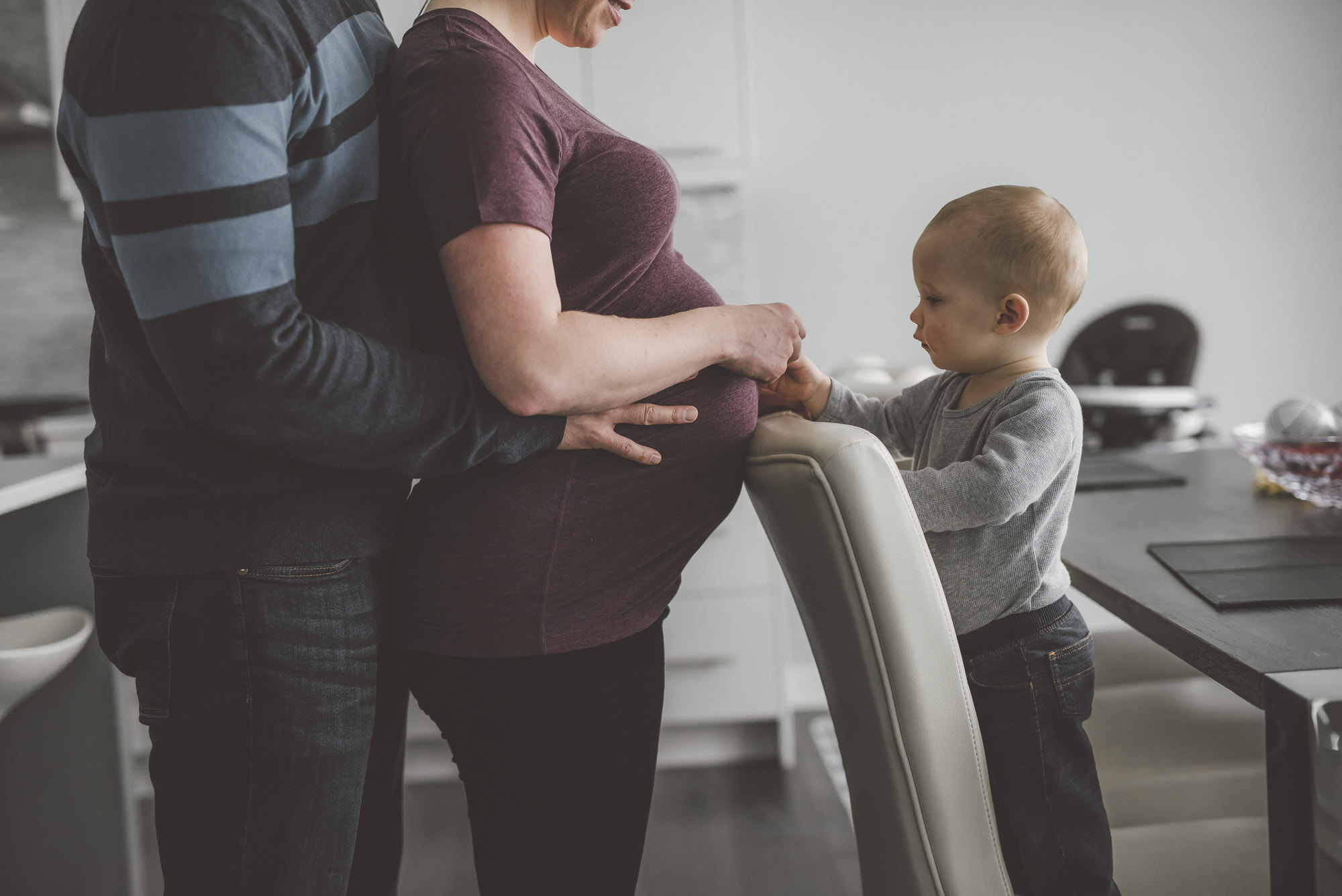 A BEAUTIFUL, RELAXED IN HOME MATERNITY SESSION - Alicia Nicole Wopereis Photography