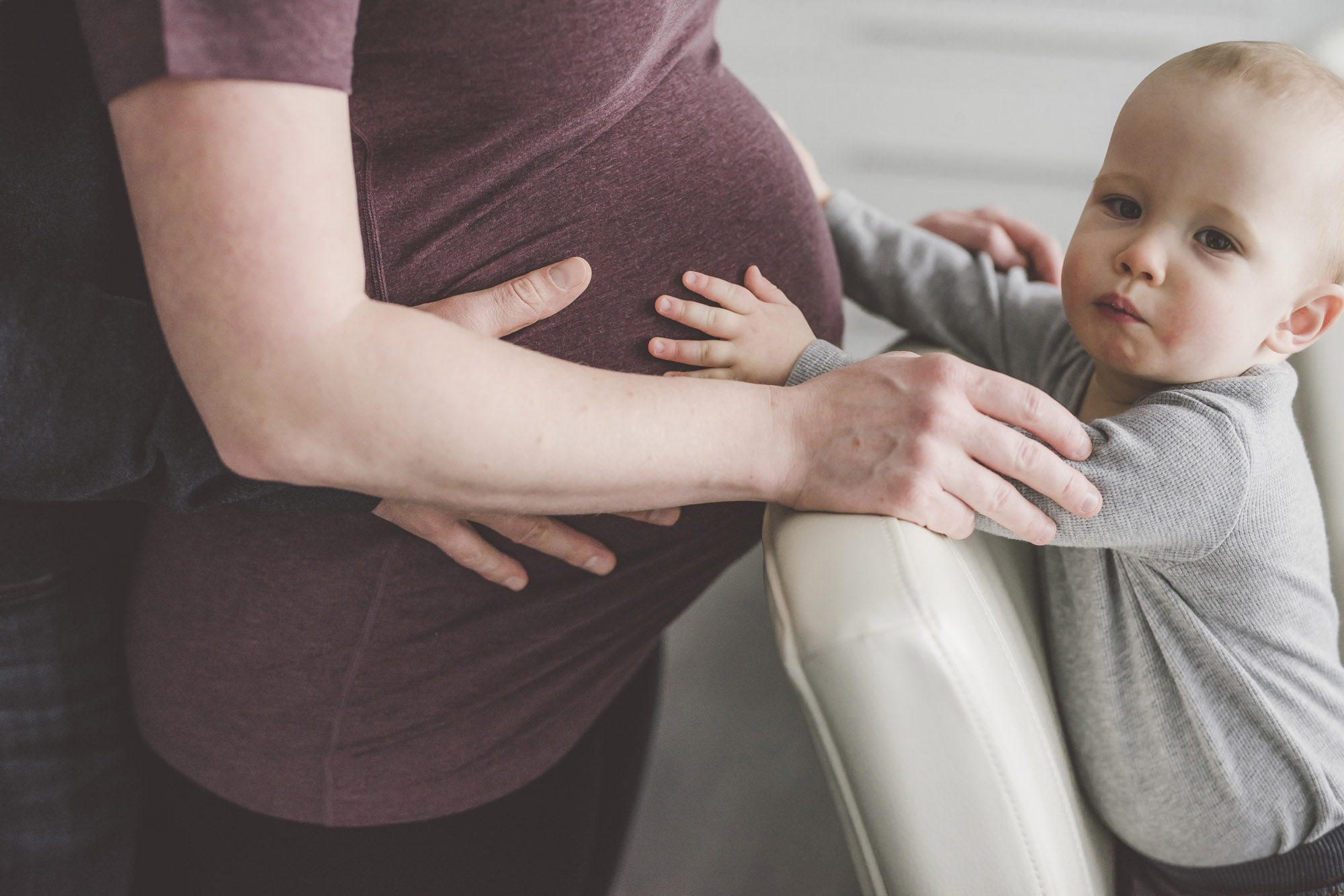 A BEAUTIFUL, RELAXED IN HOME MATERNITY SESSION - Alicia Nicole Wopereis Photography