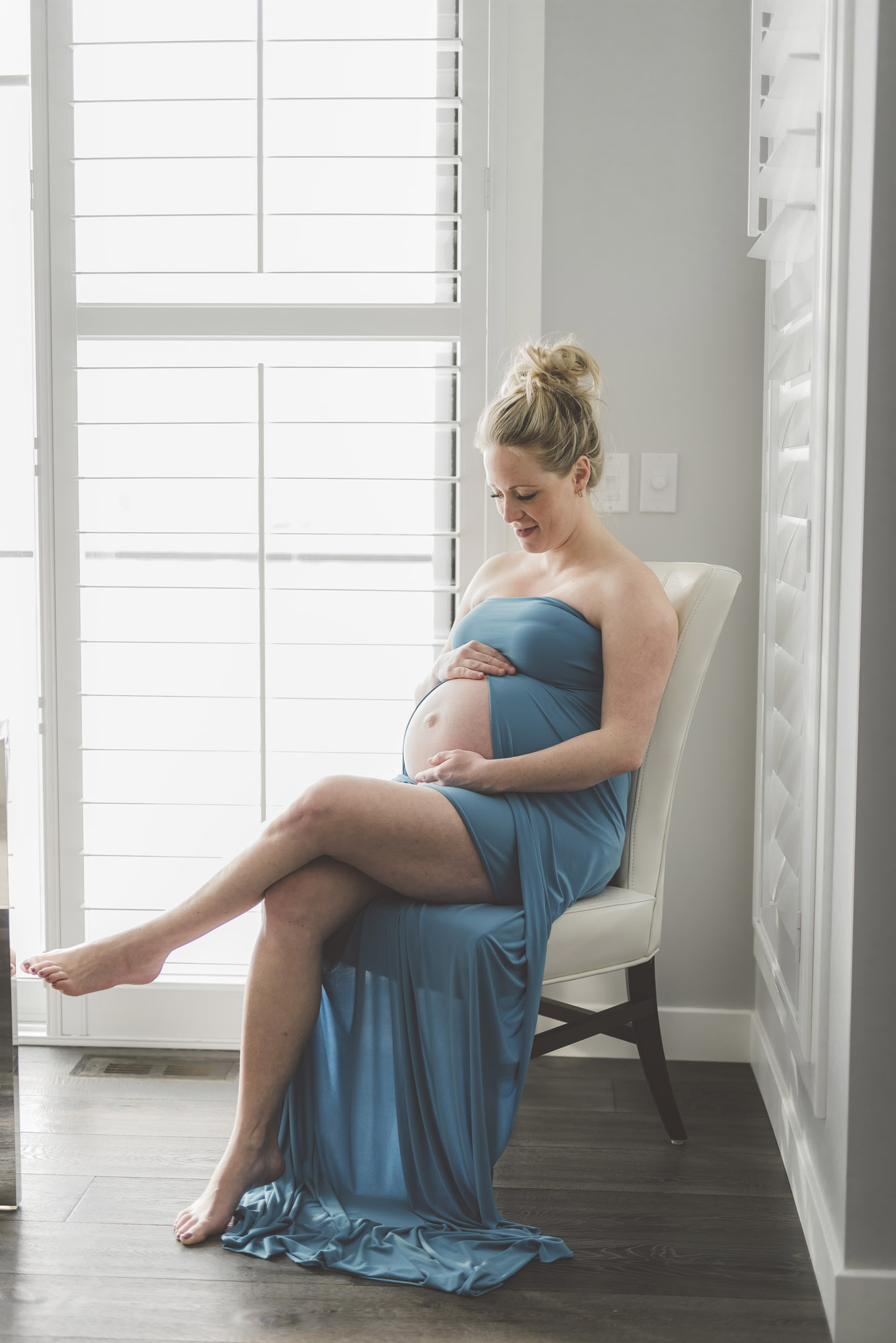 A BEAUTIFUL, RELAXED IN HOME MATERNITY SESSION - Alicia Nicole Wopereis Photography