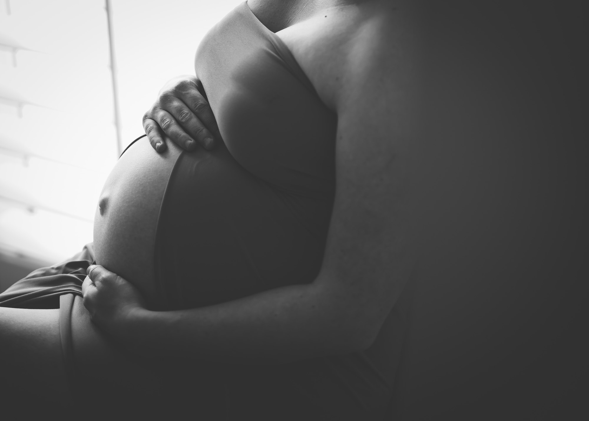 A BEAUTIFUL, RELAXED IN HOME MATERNITY SESSION - Alicia Nicole Wopereis Photography
