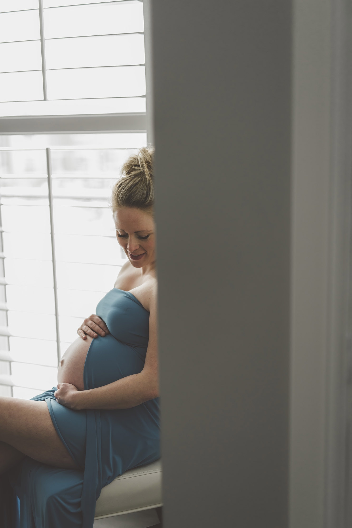 A BEAUTIFUL, RELAXED IN HOME MATERNITY SESSION - Alicia Nicole Wopereis Photography