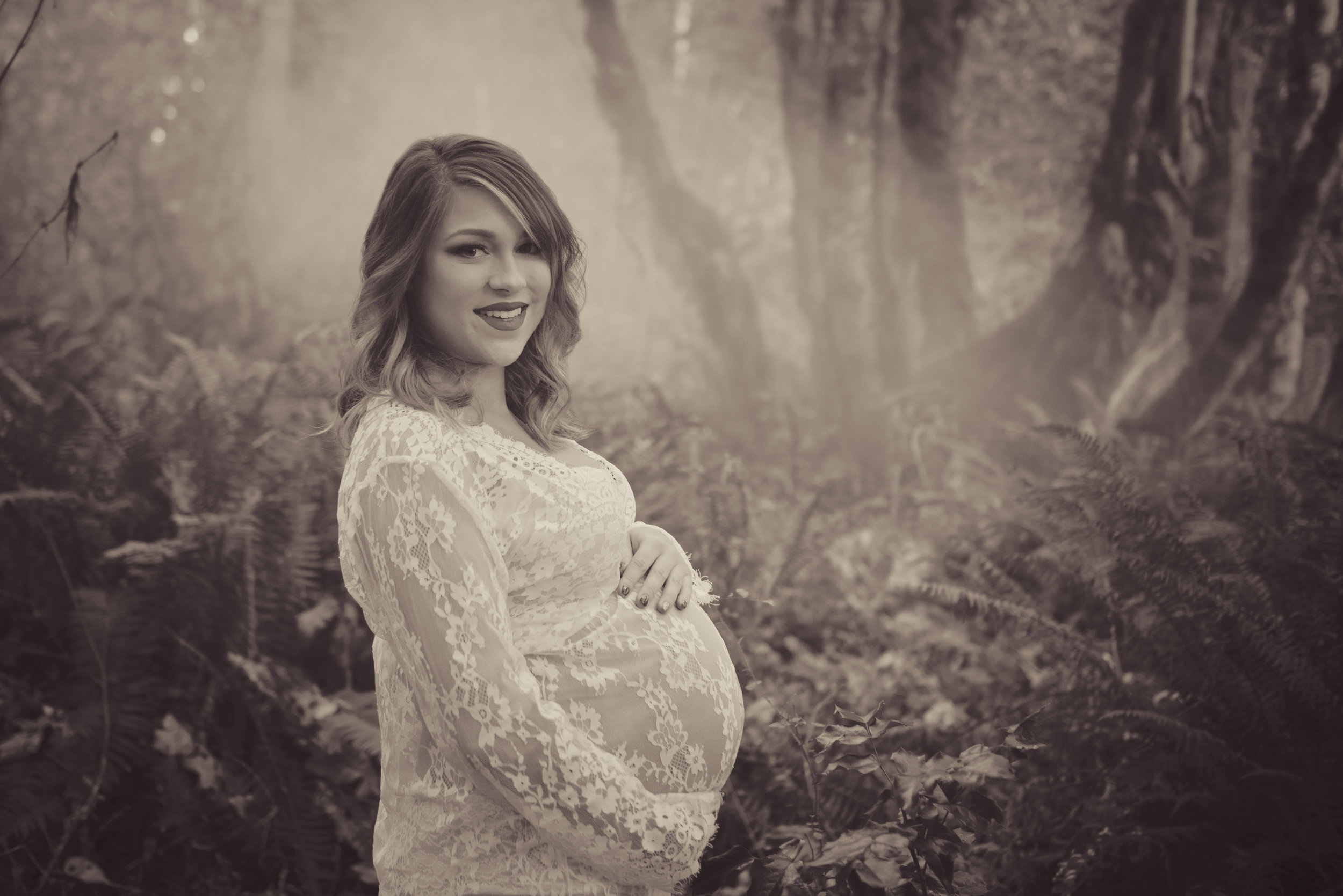 MATERNITY PHOTOS | Dreamy Forest Maternity Photos - Amber Hempen Photography