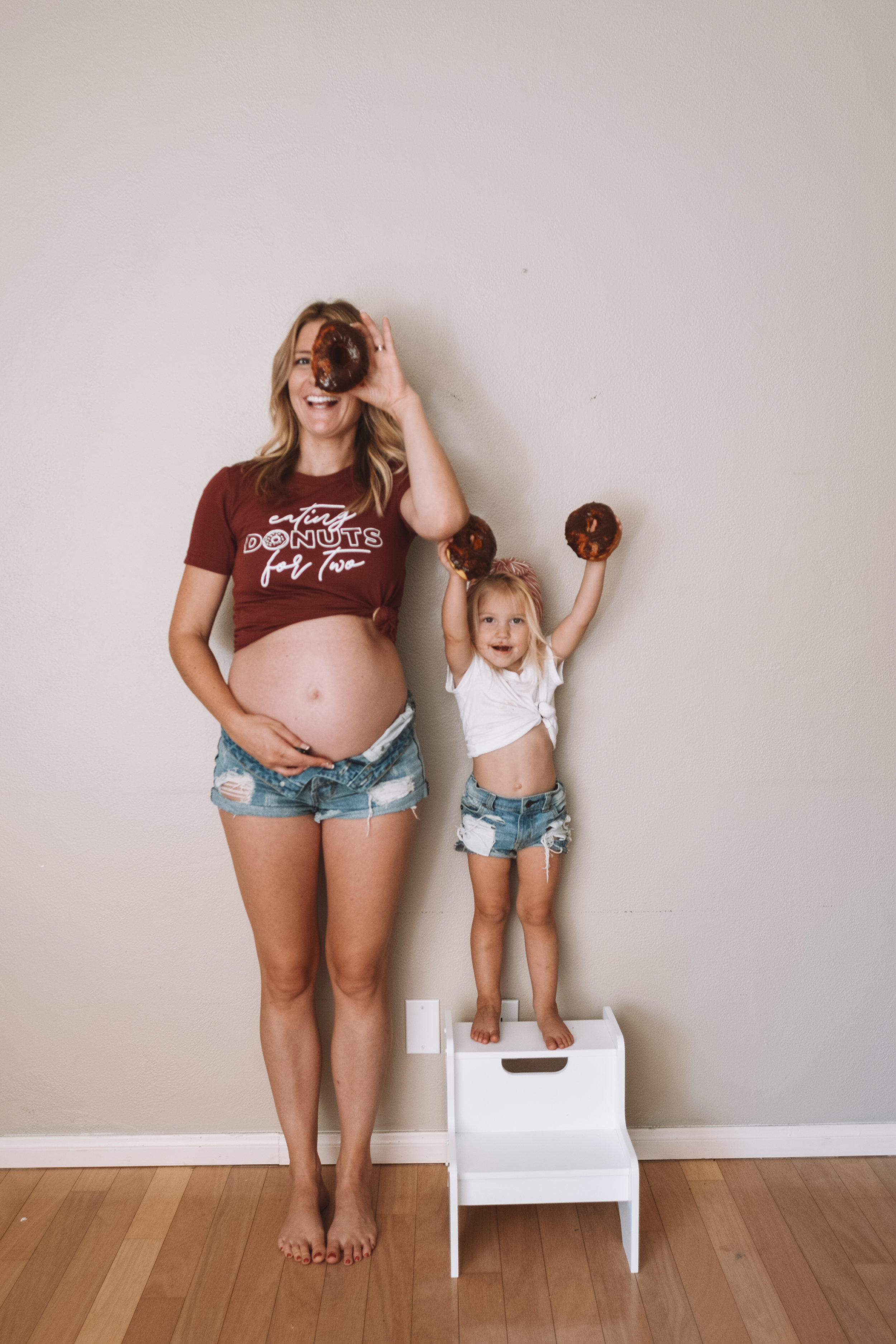 Funny Pregnancy Shirts - Cute Weekly Pregnancy Photos - The Overwhelmed Mommy Blogger