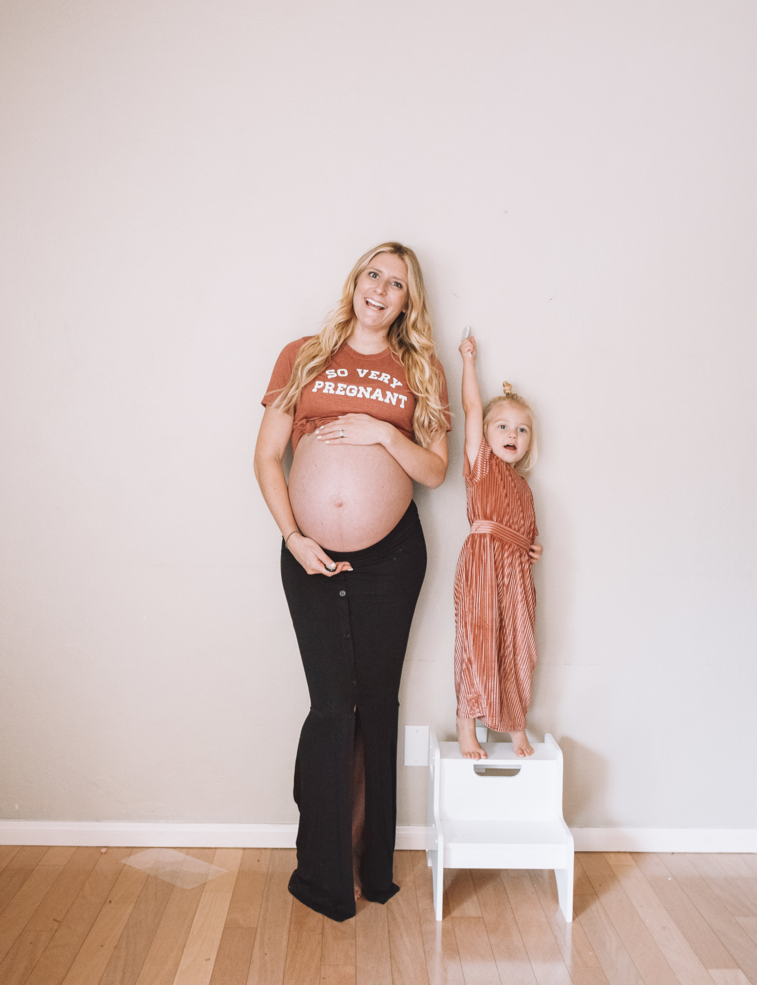 Funny Pregnancy Shirts - Cute Weekly Pregnancy Photos - The Overwhelmed Mommy Blogger
