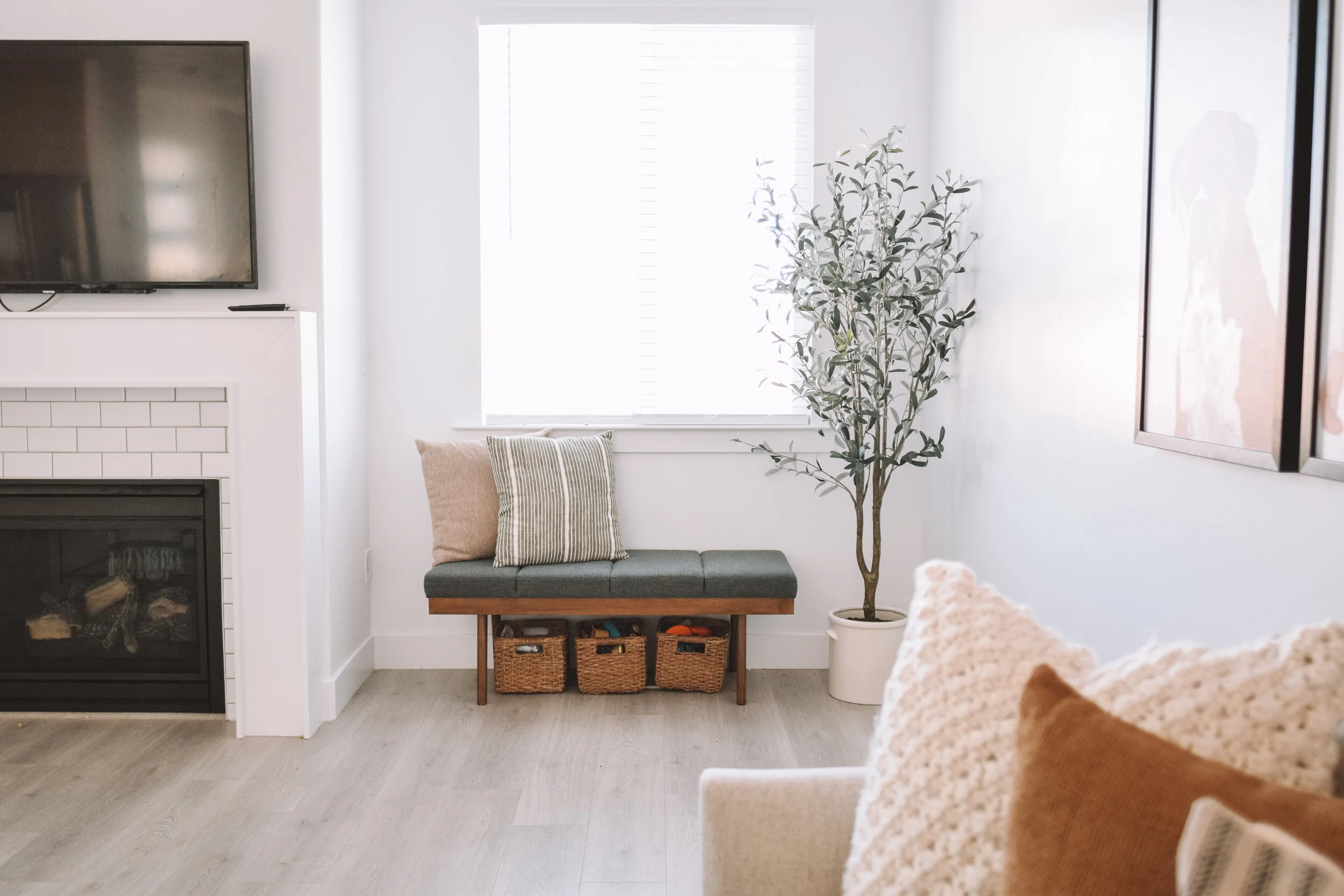 Modern Wood Bench - Jenn Hallak The Overwhelmed Mommy