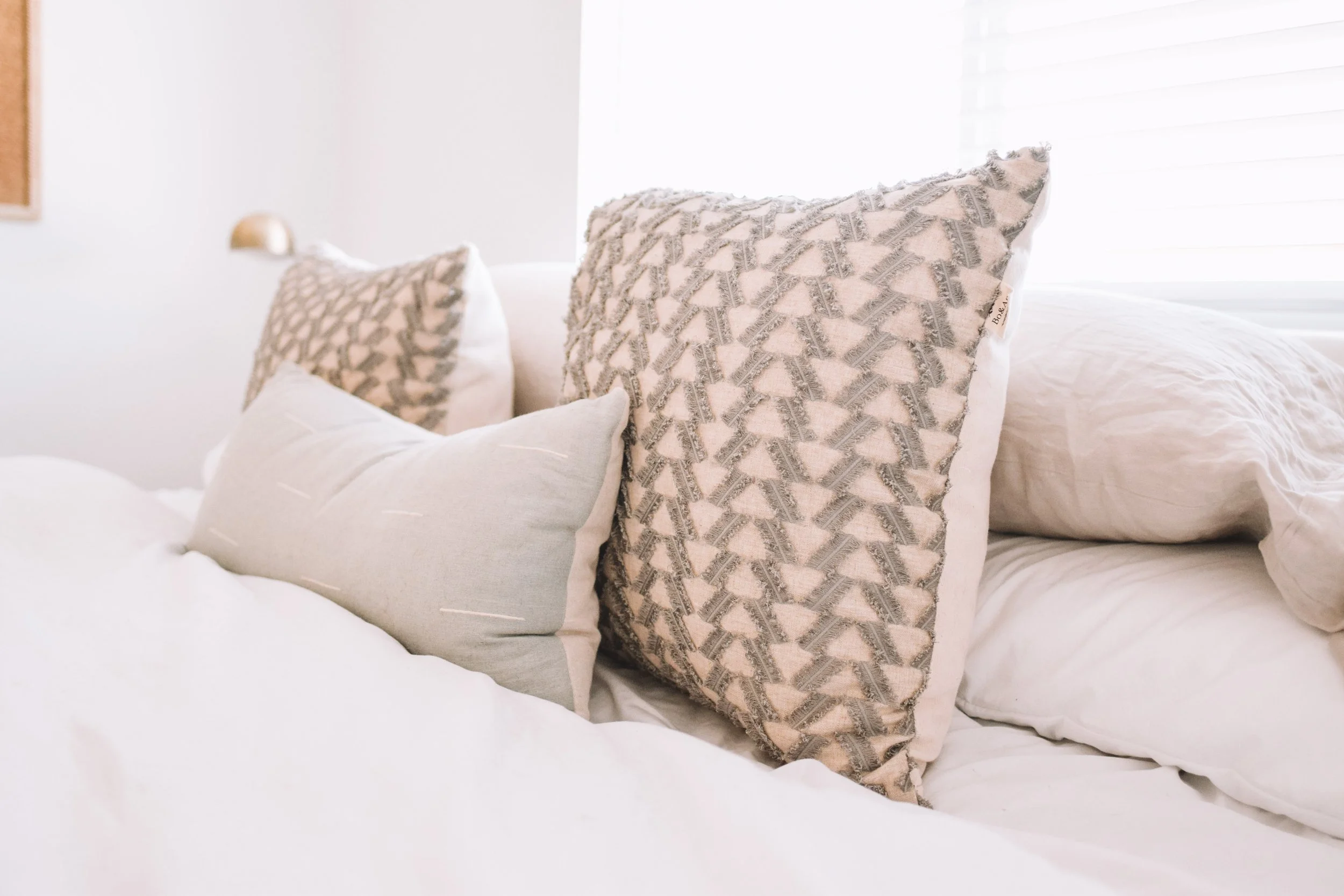 Neutral Natural-Toned Guest Bedroom Inspo - The Overwhelmed Mommy Blogger
