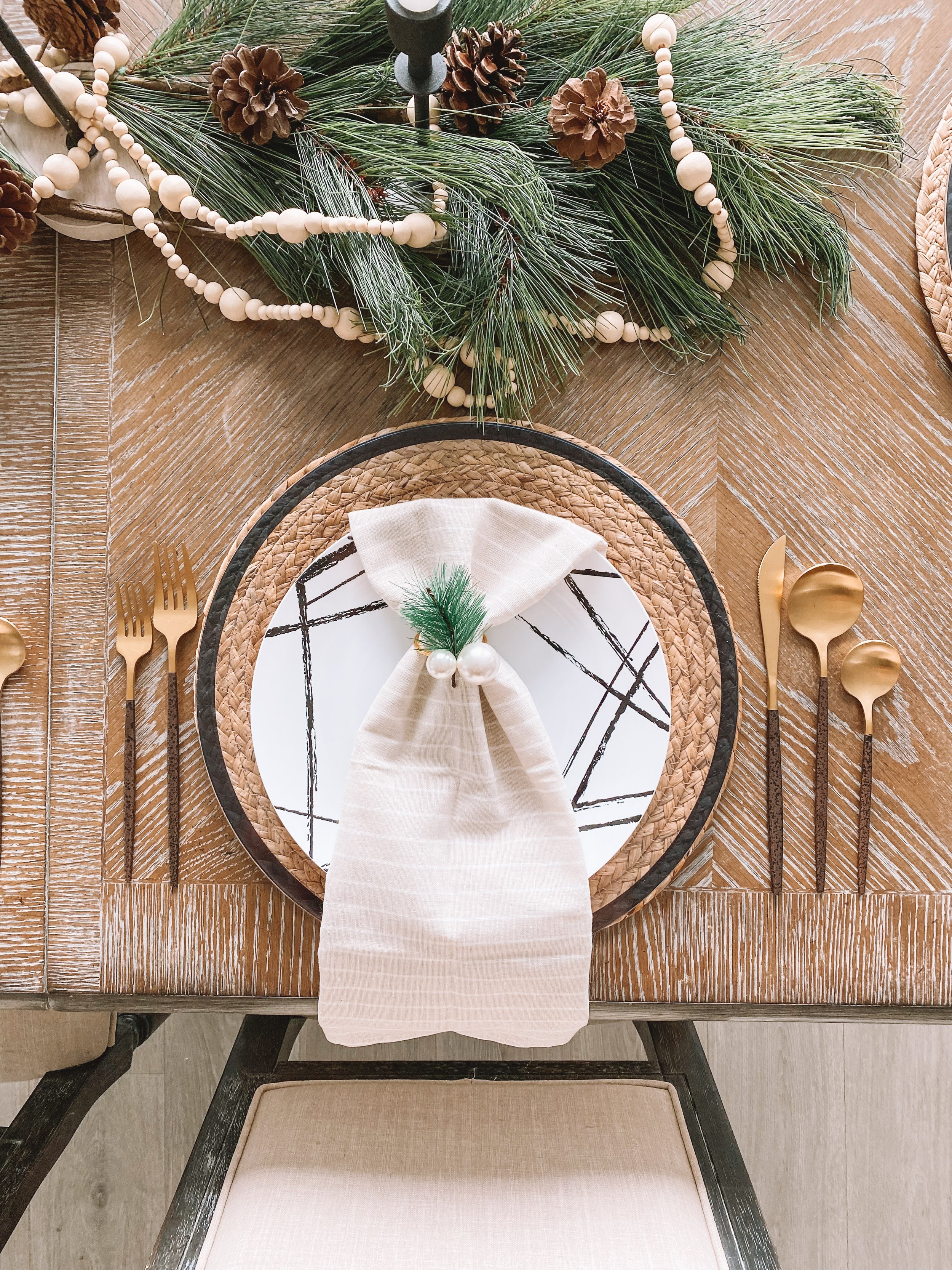 Christmas Table Decor &amp; Disposable Place Settings