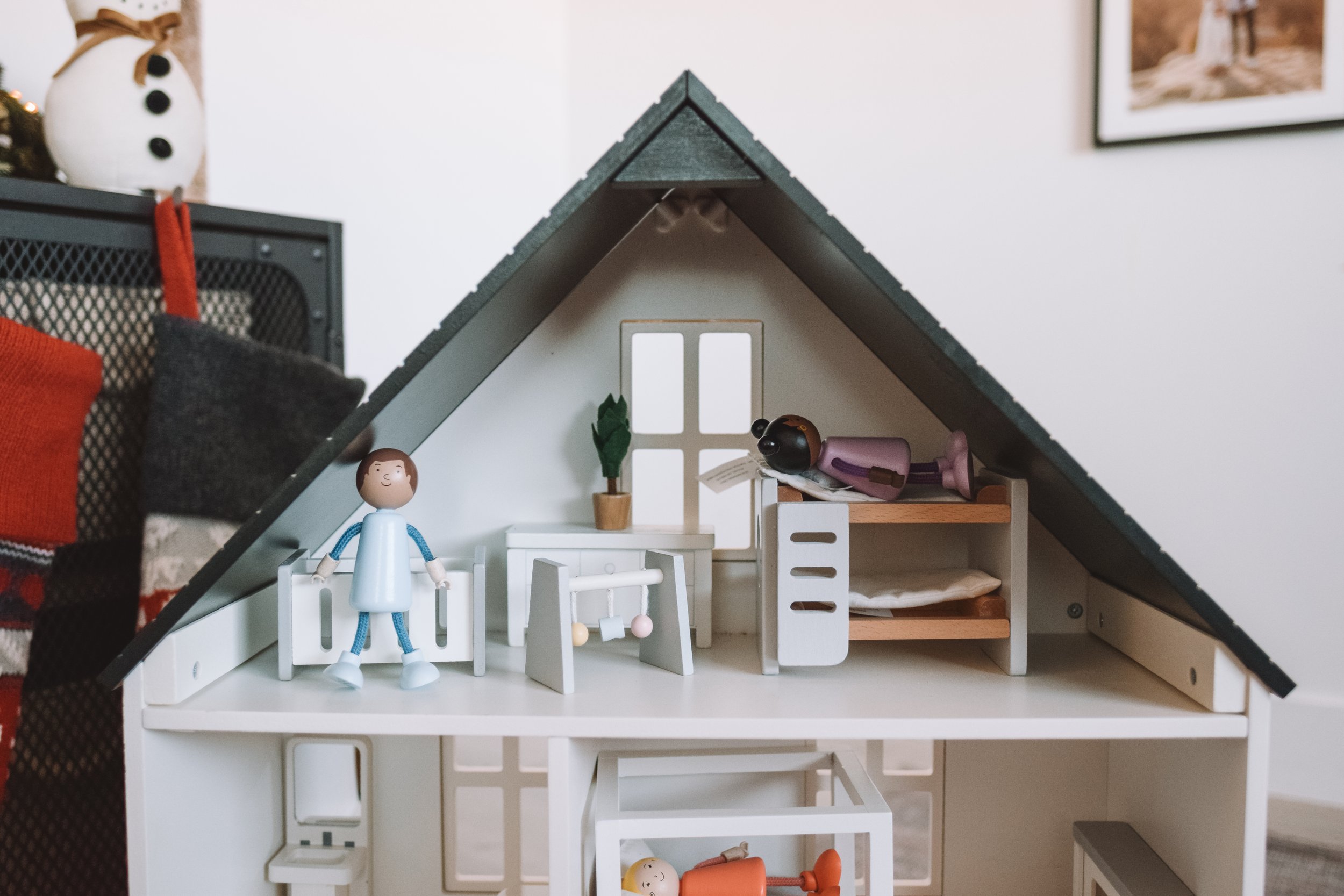 Kids Holiday Gift Ideas - Wooden Dollhouse