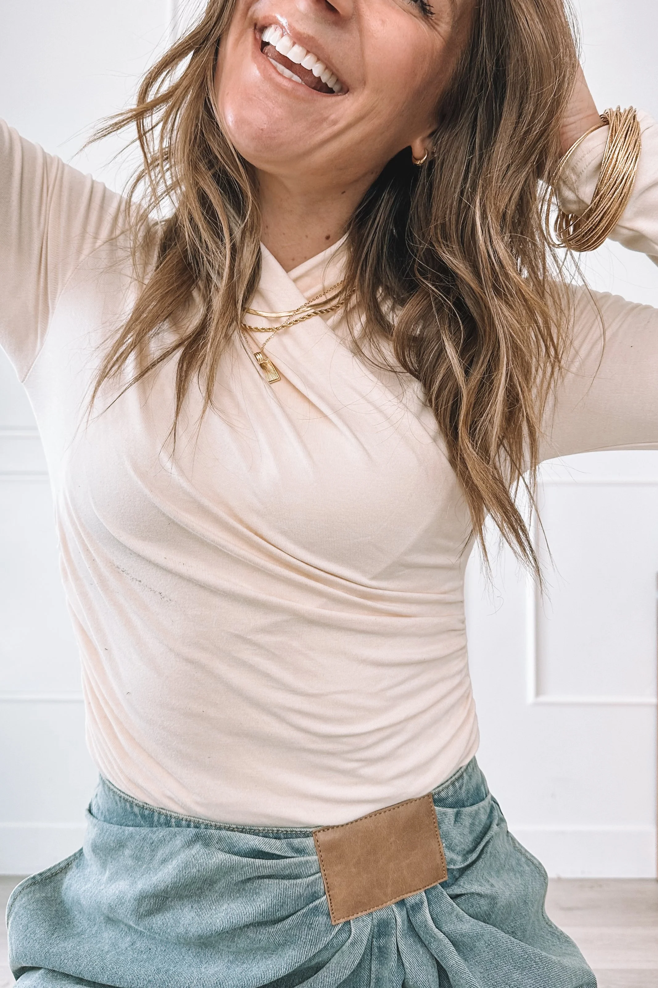 Neutral date night outfit with wide leg jeans and heels