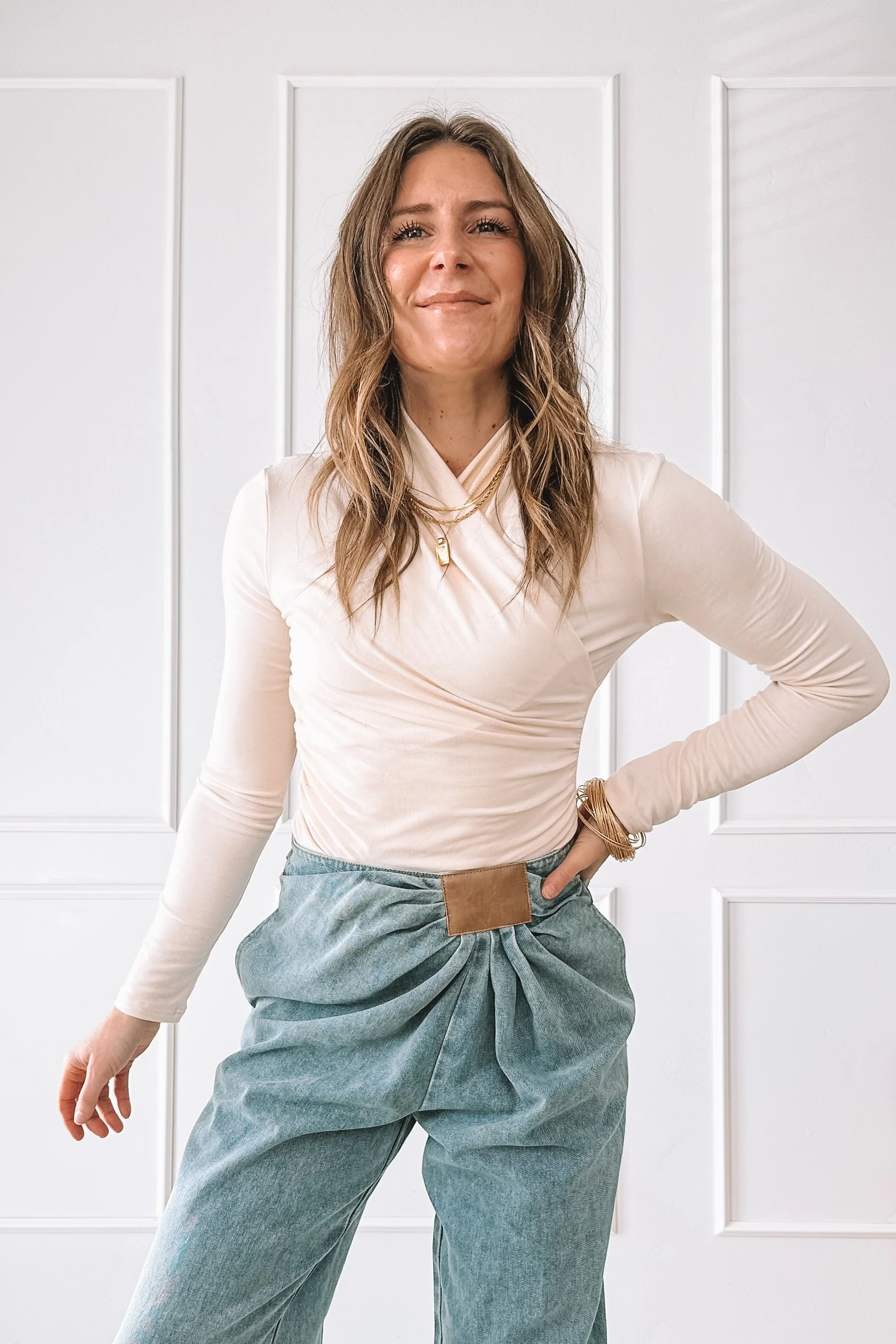 Neutral date night outfit with wide leg jeans and heels