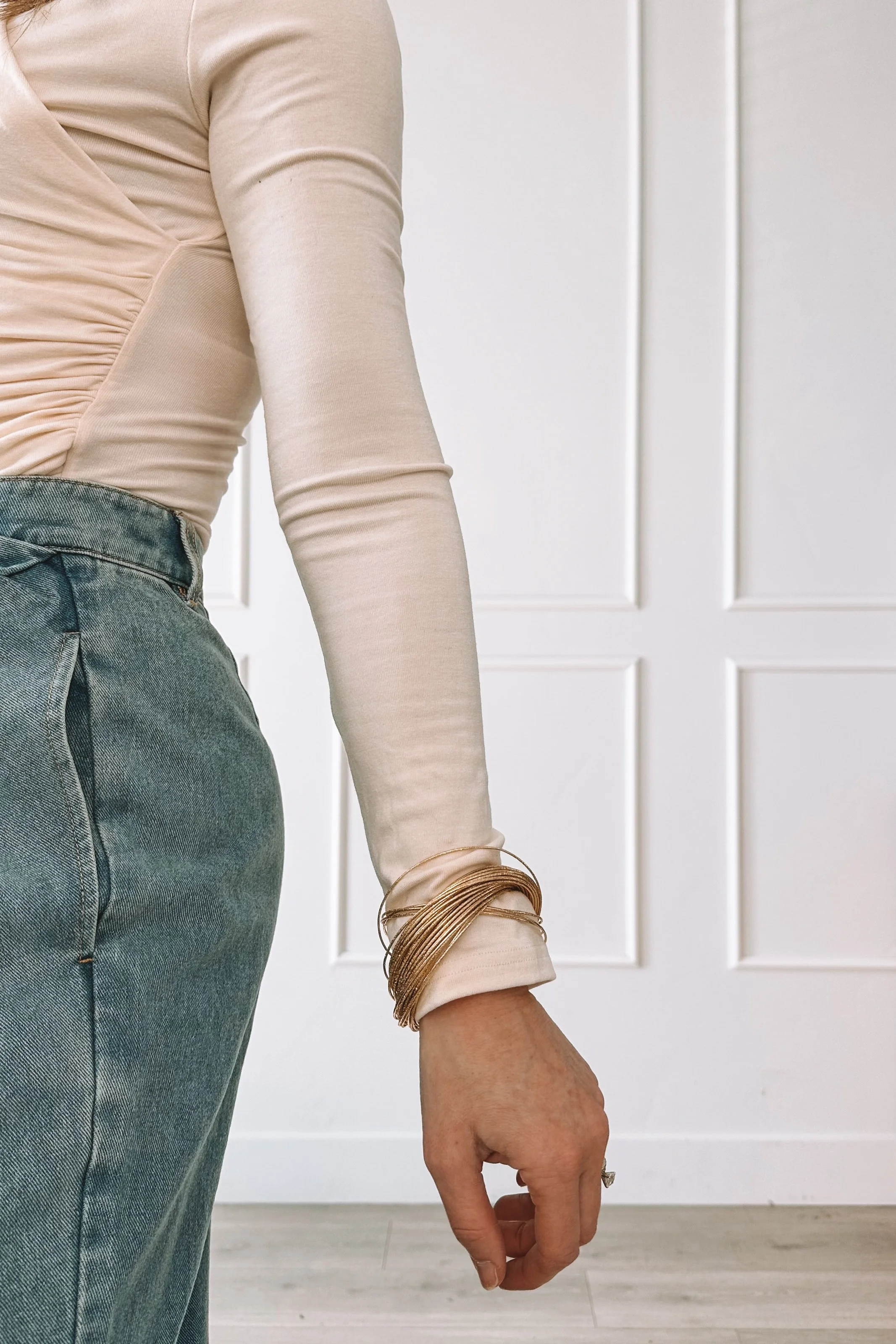 Neutral date night outfit with wide leg jeans and heels