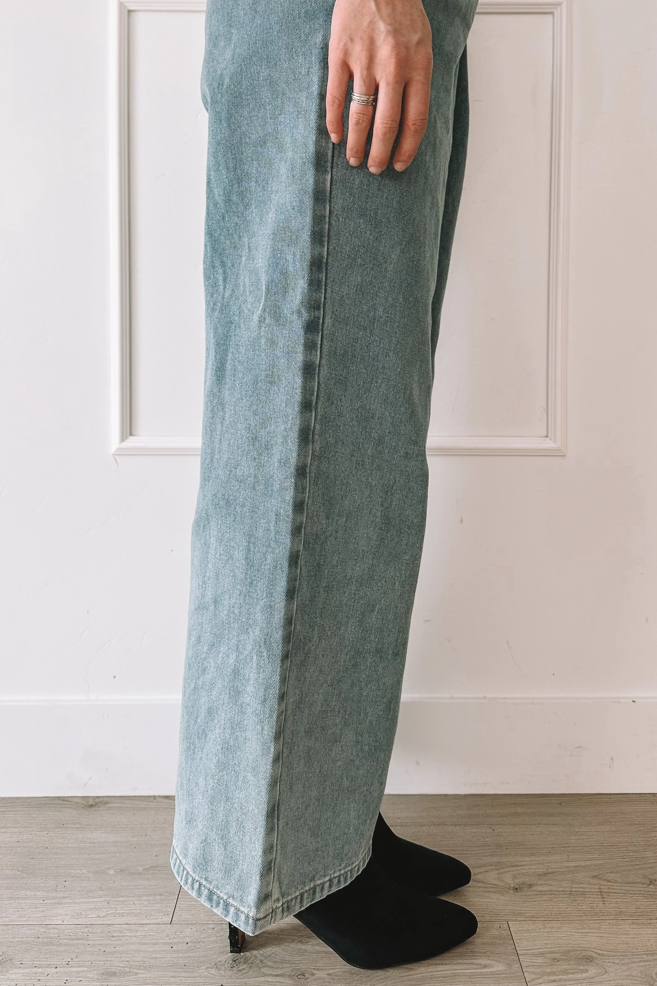 Neutral date night outfit with wide leg jeans and heels