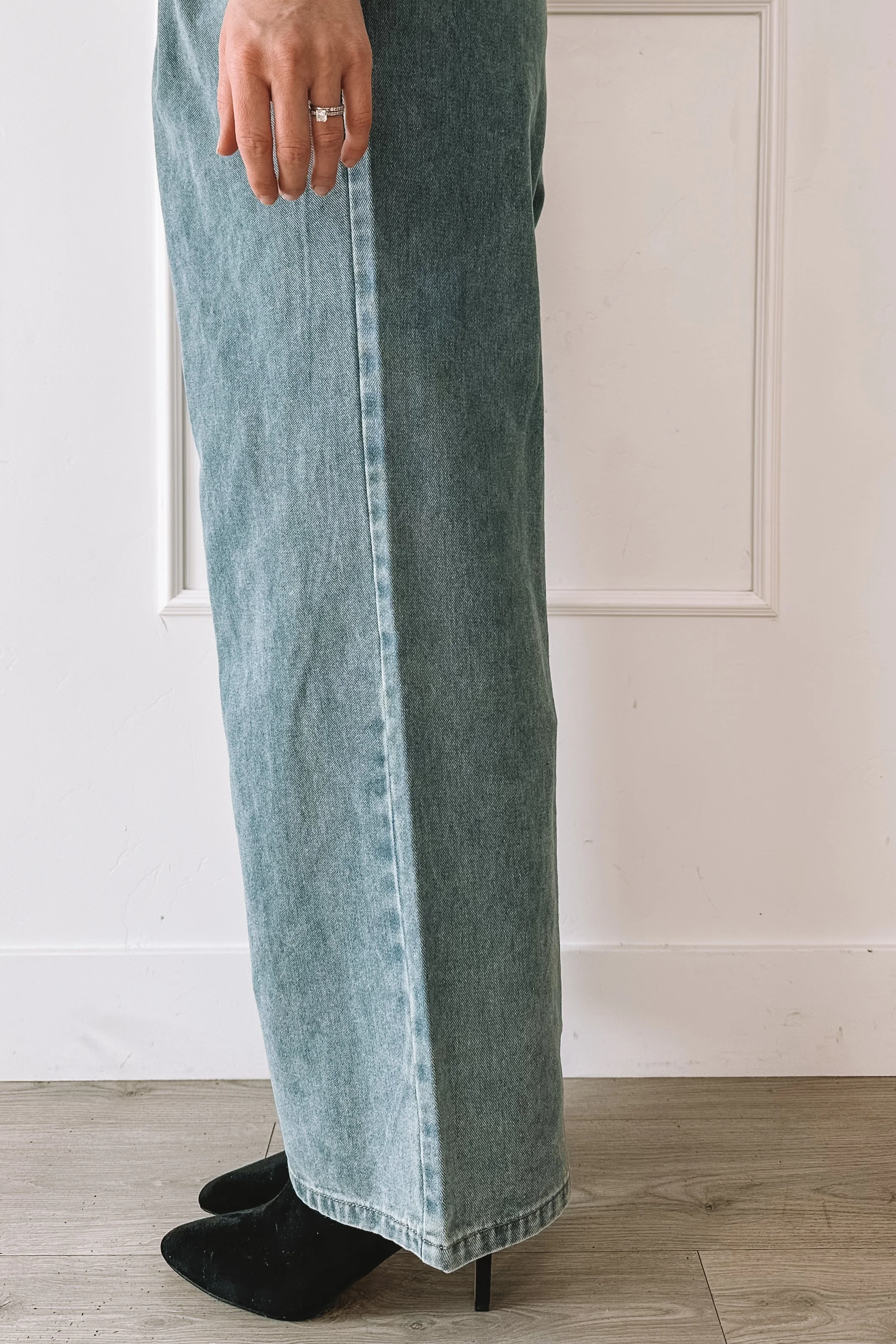 Neutral date night outfit with wide leg jeans and heels