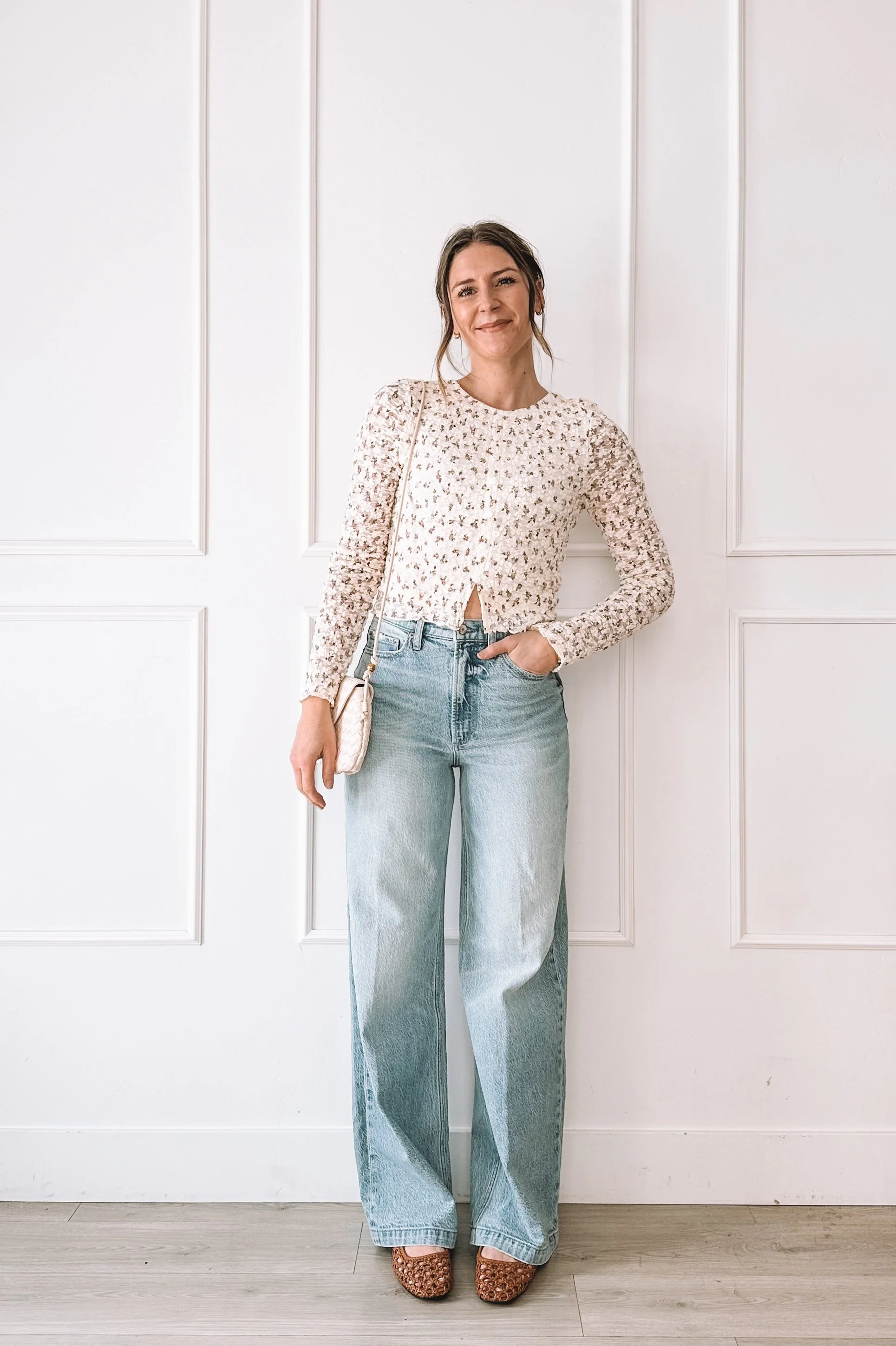 Everyday wide leg jeans outfit for moms