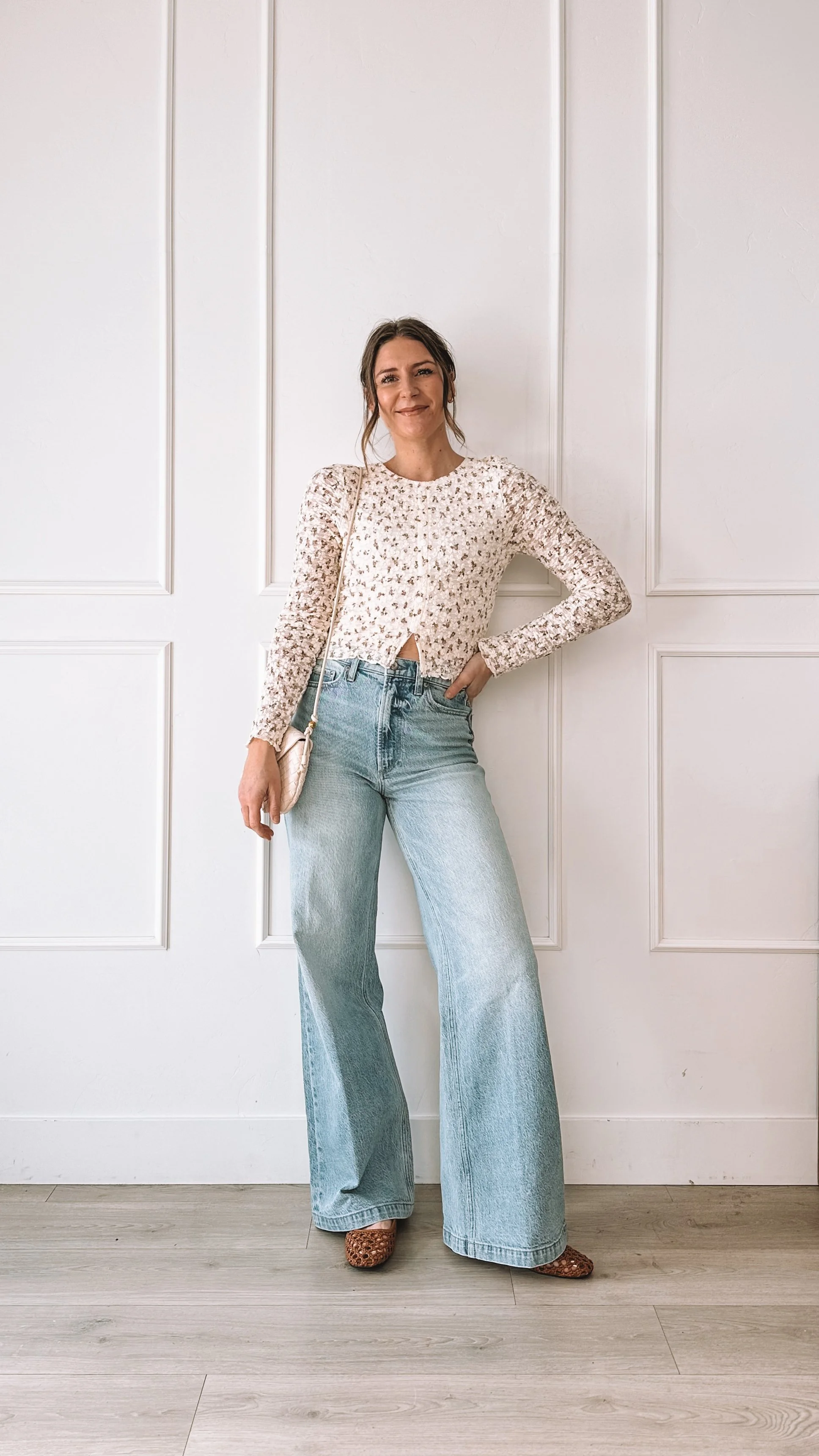 Everyday wide leg jeans outfit for moms
