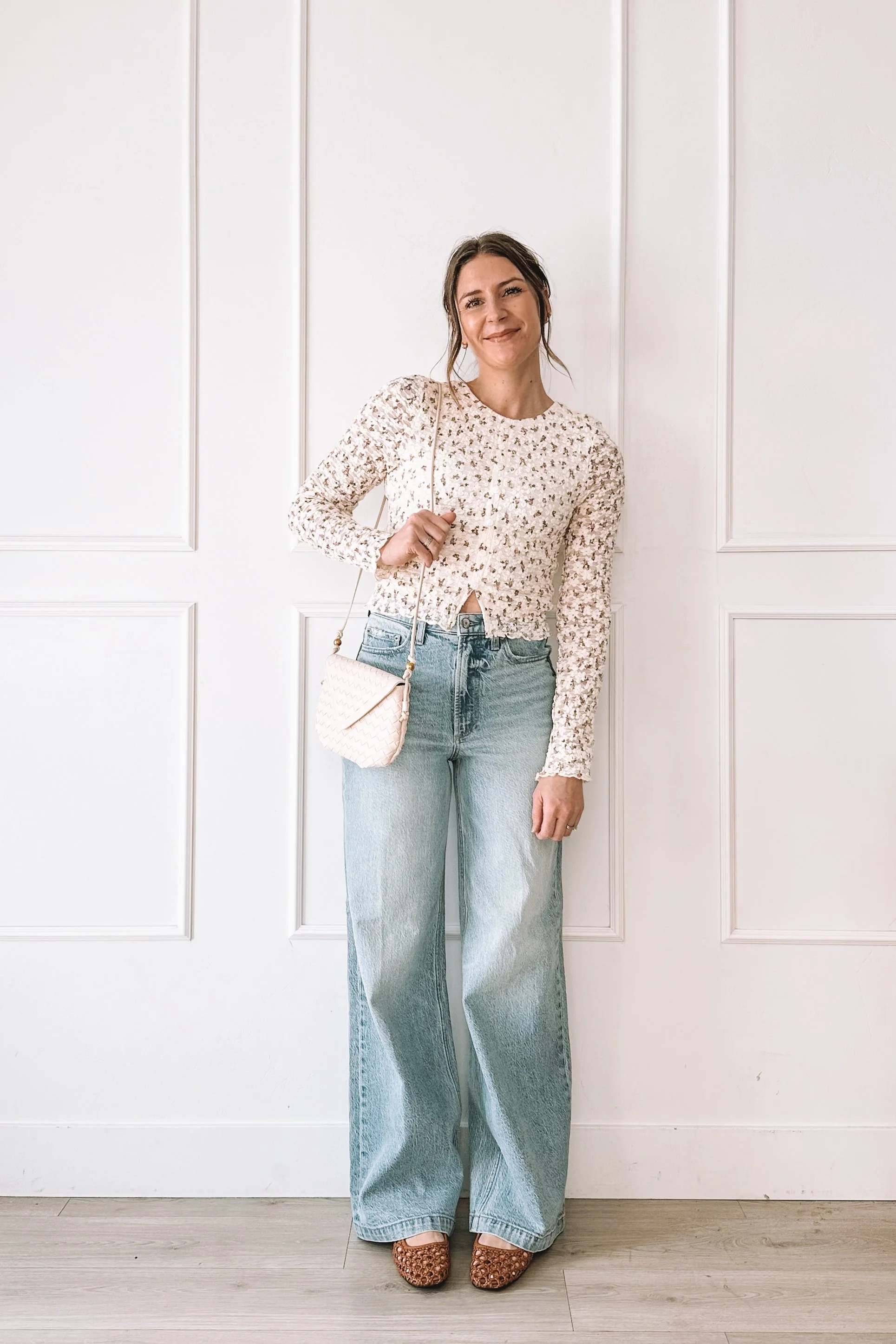 Everyday wide leg jeans outfit for moms