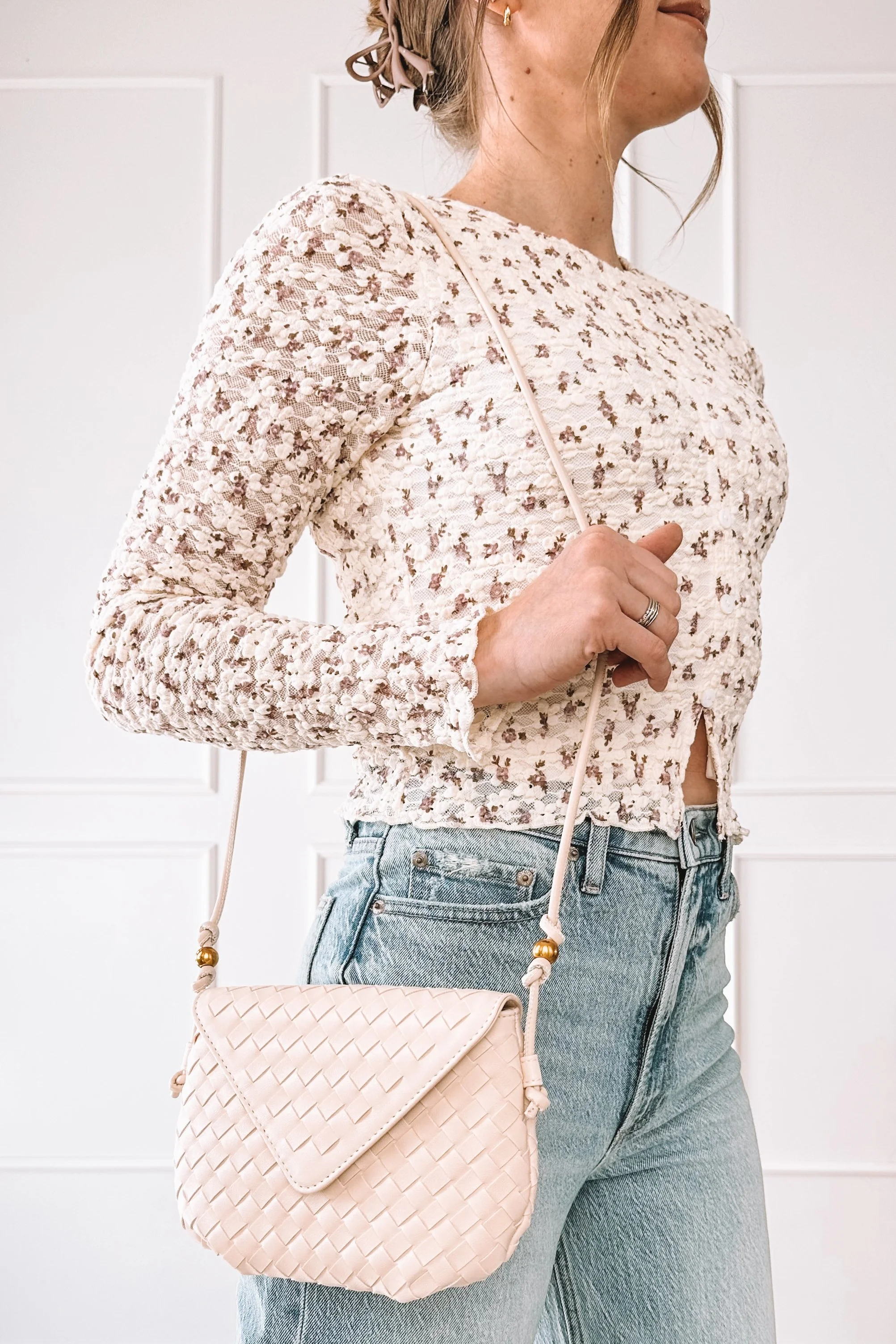 Everyday wide leg jeans outfit for moms