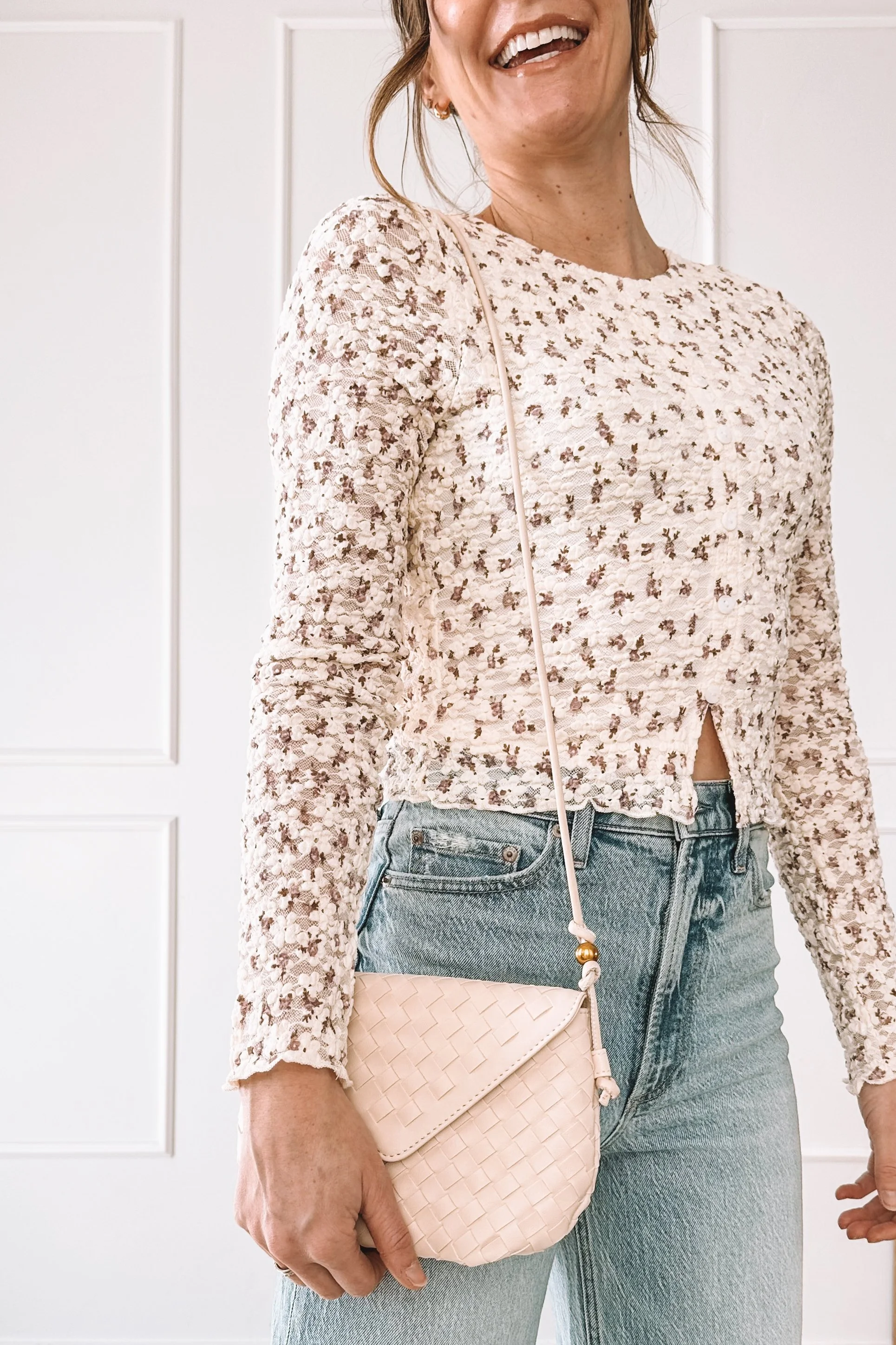 Everyday wide leg jeans outfit for moms