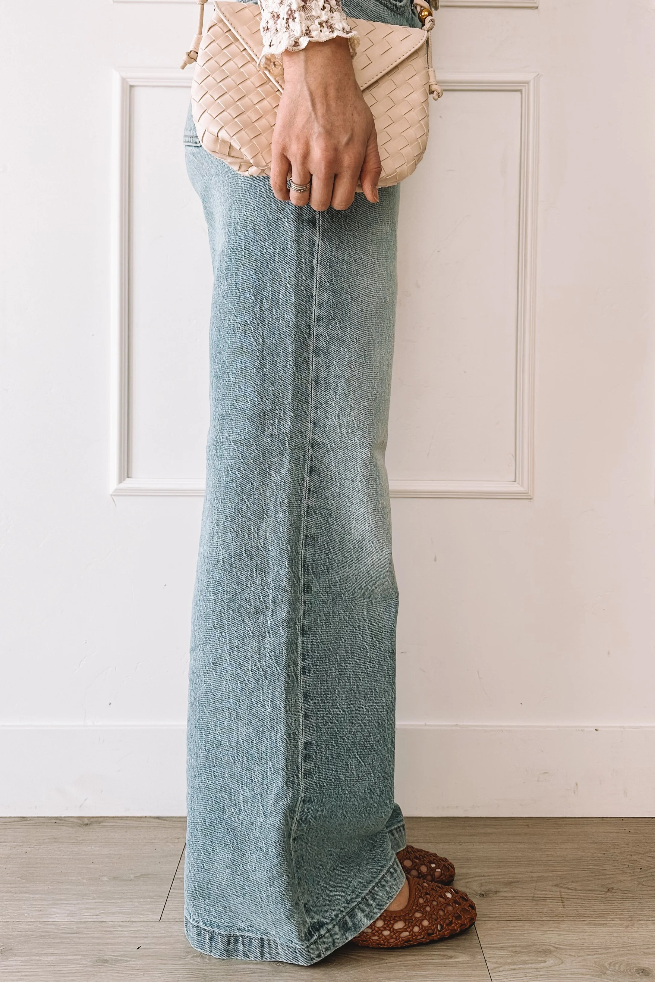 Everyday wide leg jeans outfit for moms