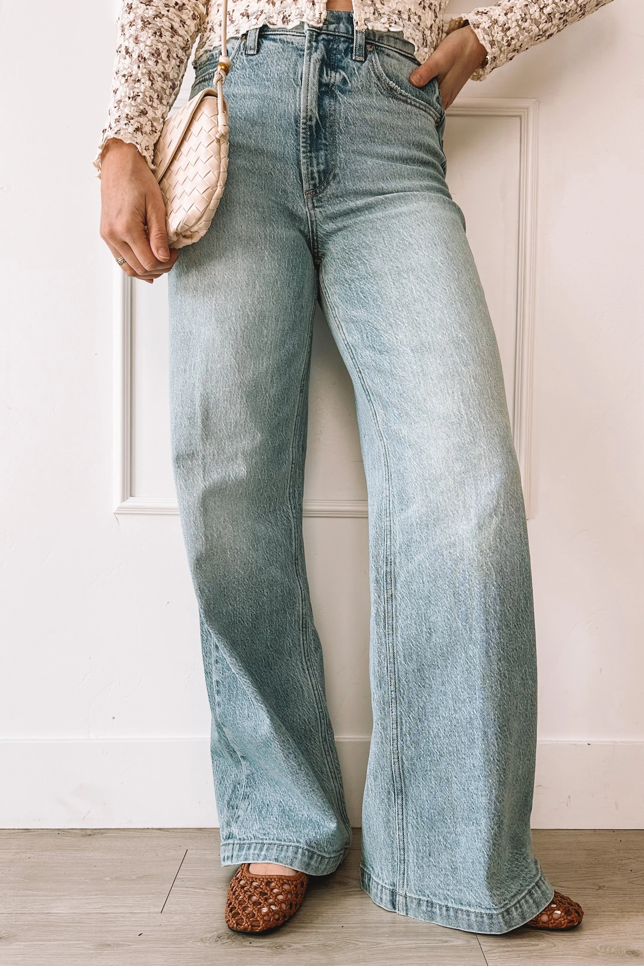 Everyday wide leg jeans outfit for moms