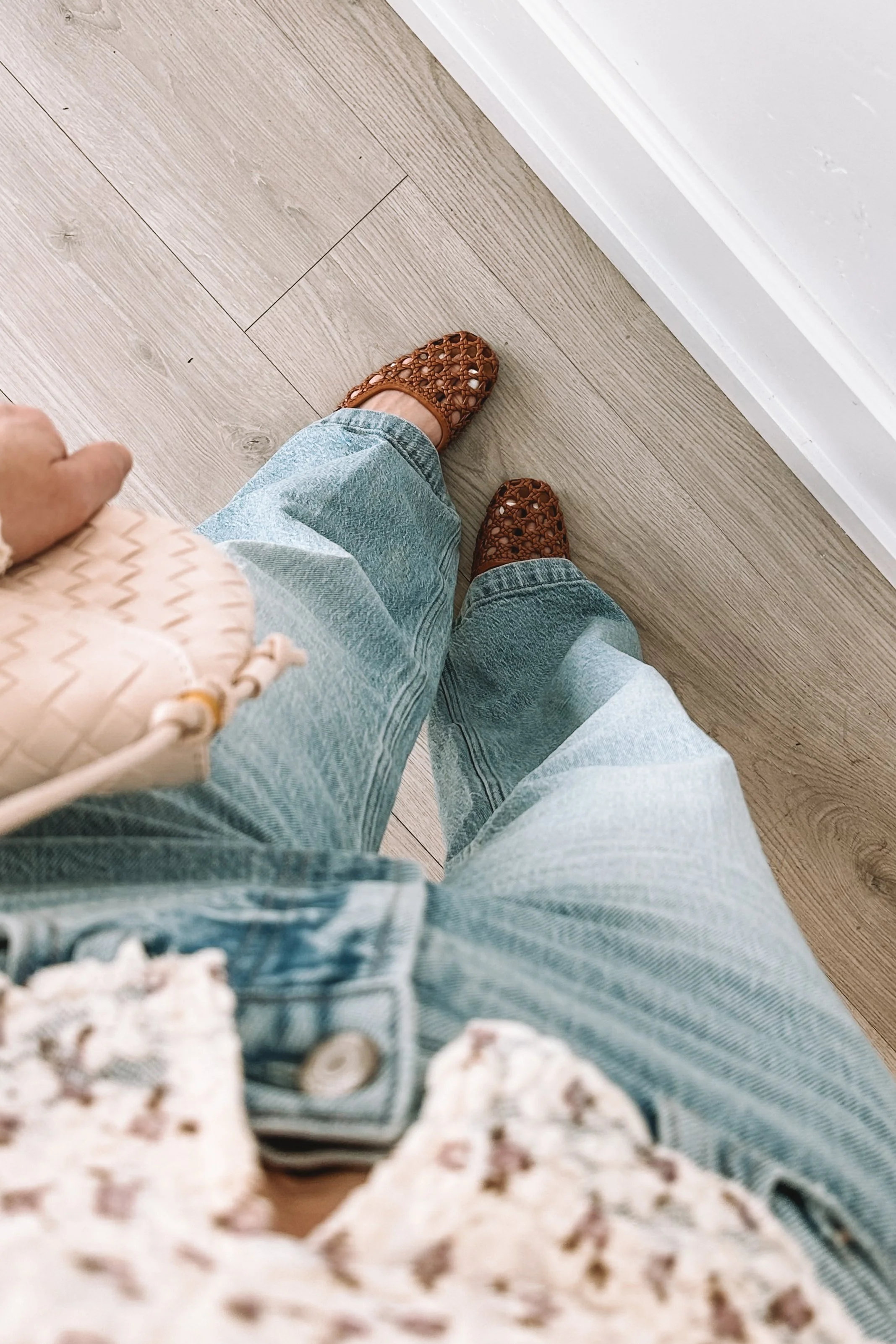 Everyday wide leg jeans outfit for moms