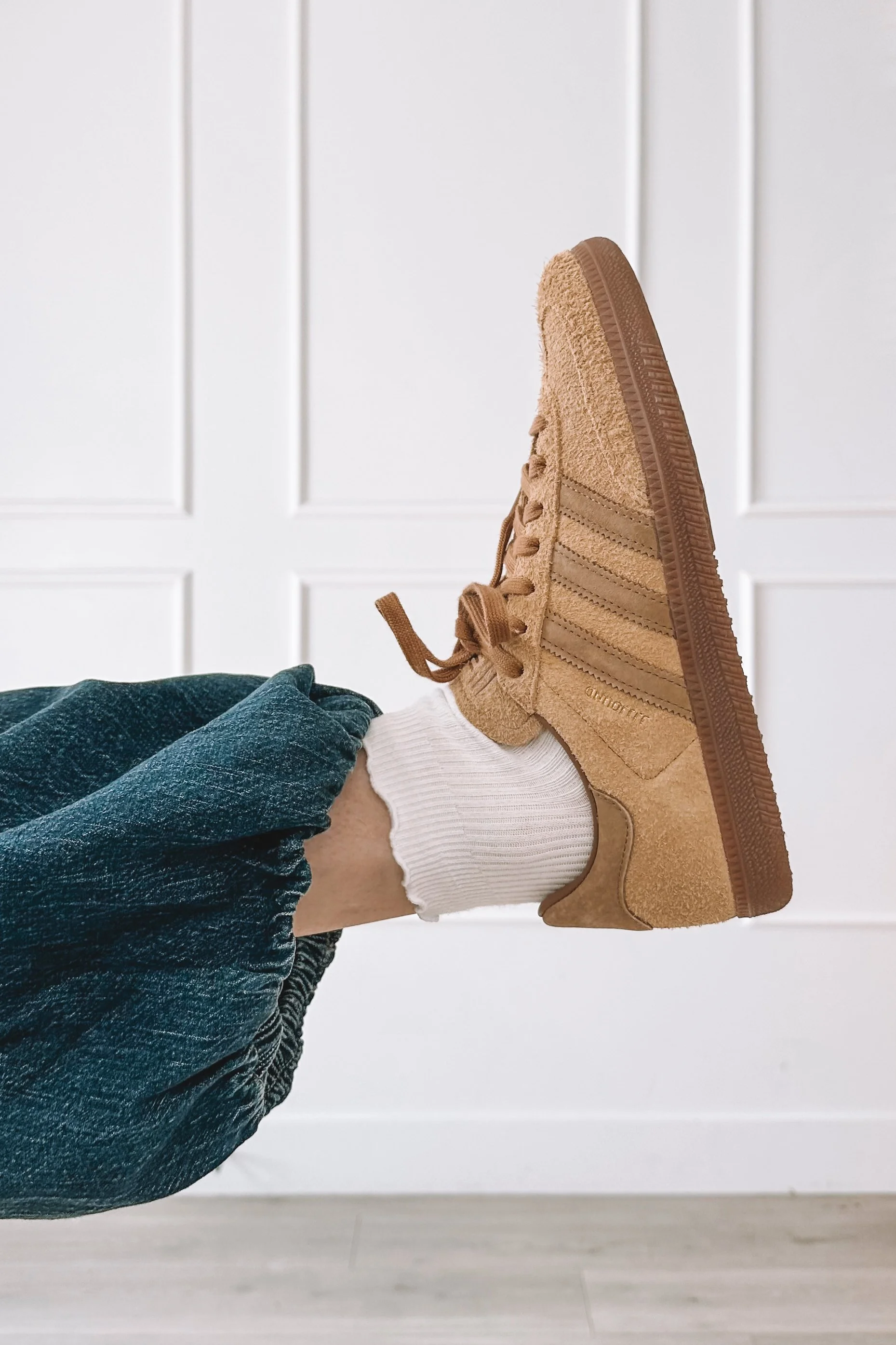 Casual everyday mom outfit with sneakers