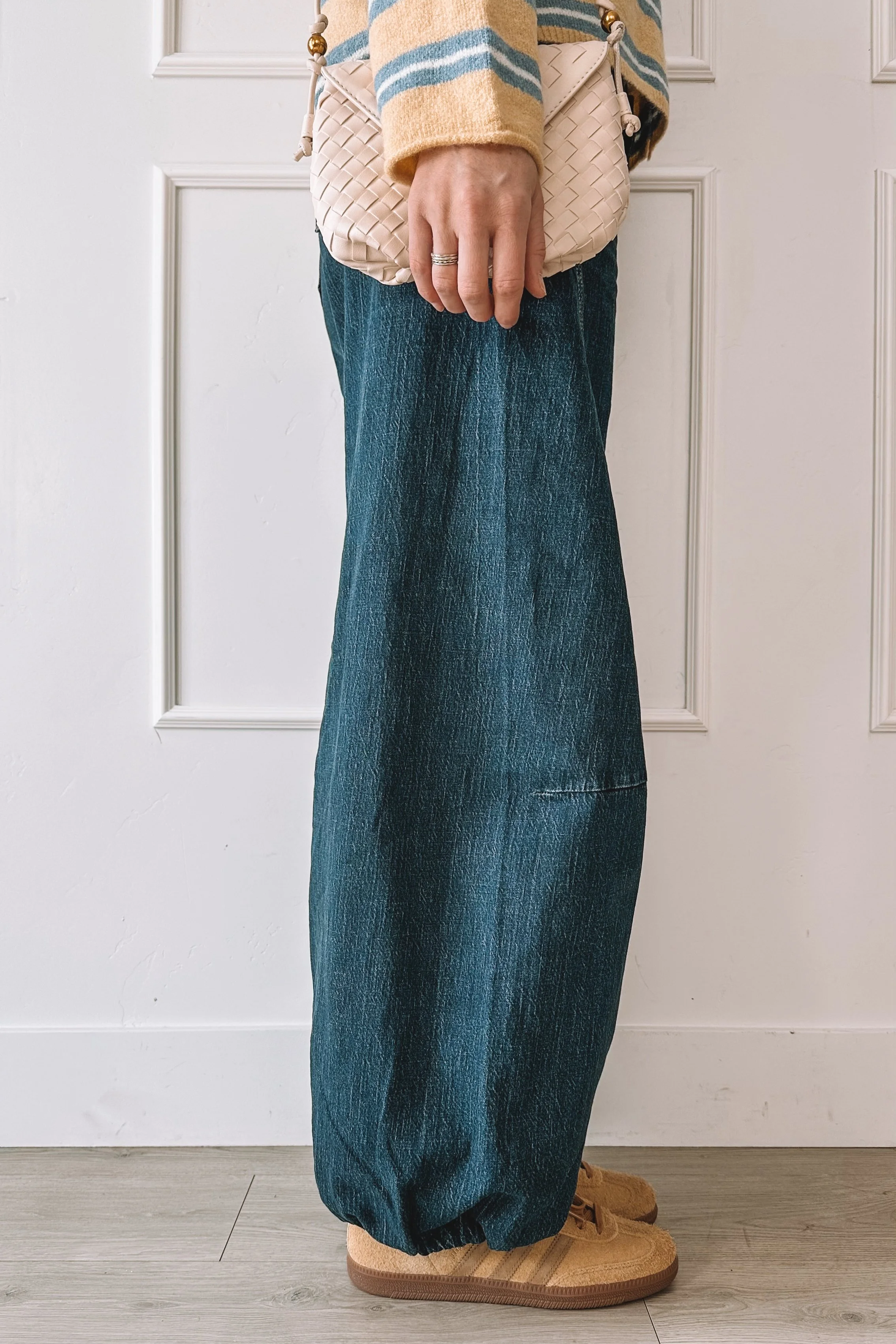 Casual everyday mom outfit with sneakers