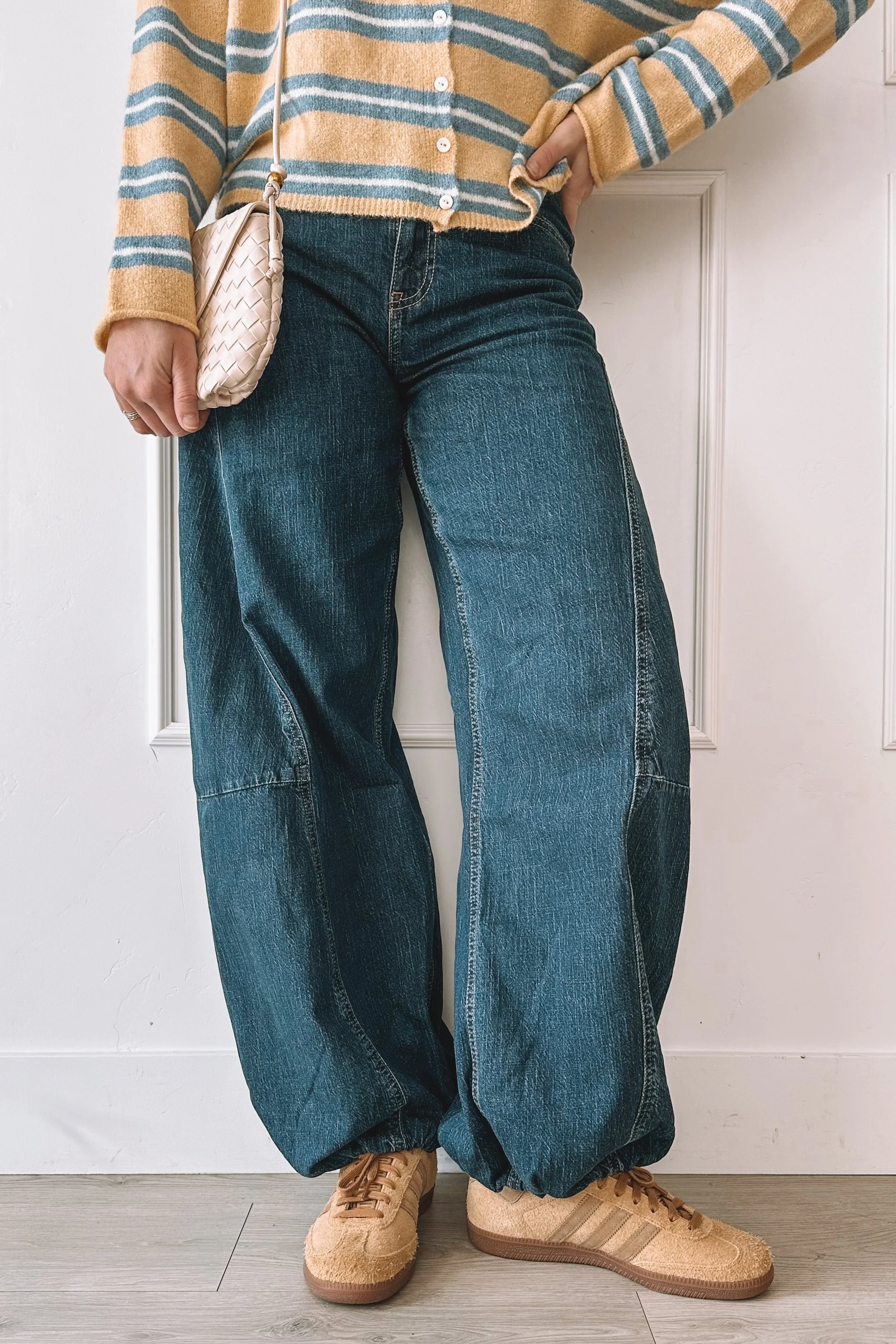 Casual everyday mom outfit with sneakers