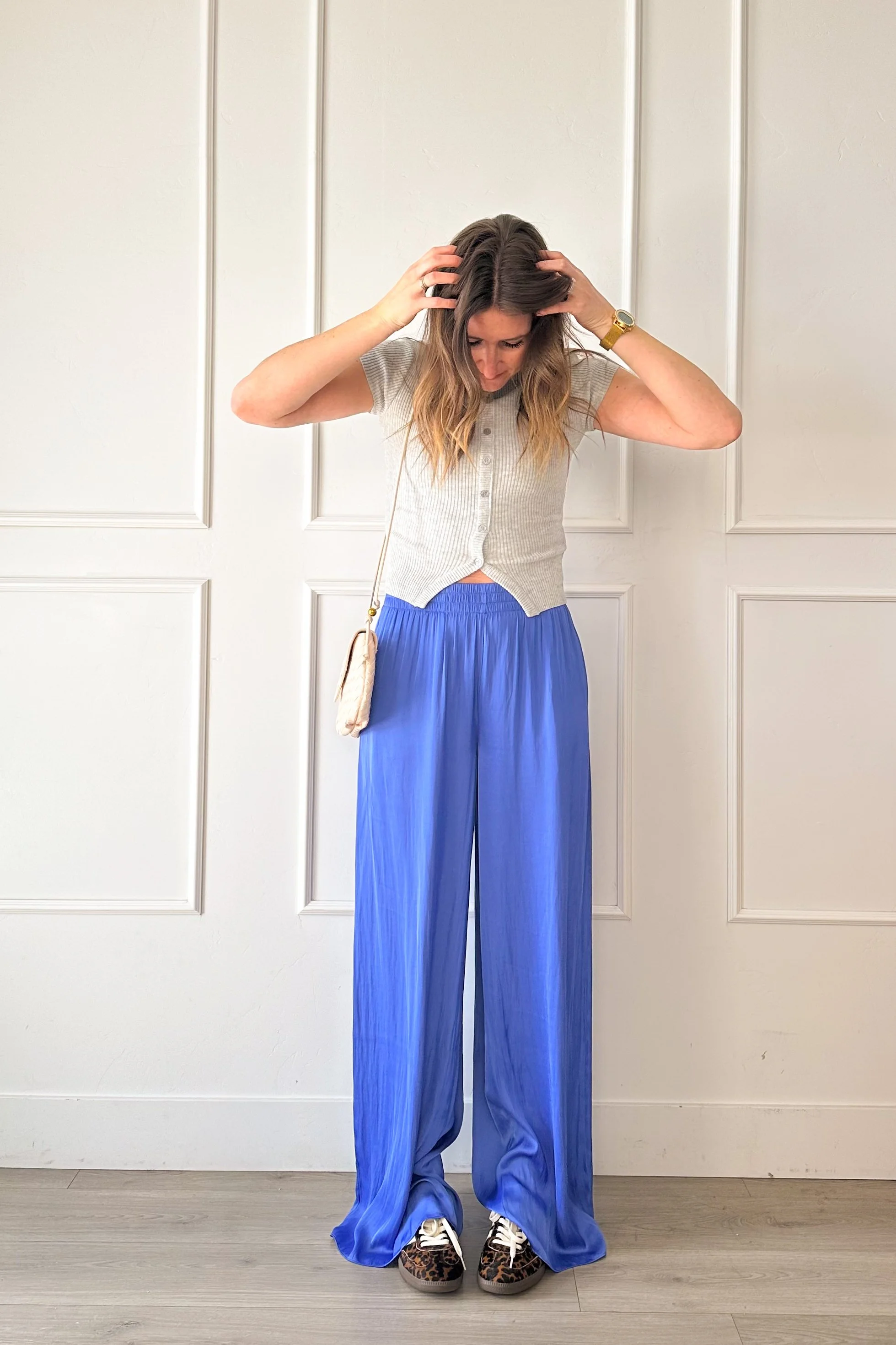 comfortable mom outfit with sneakers and wide leg pants