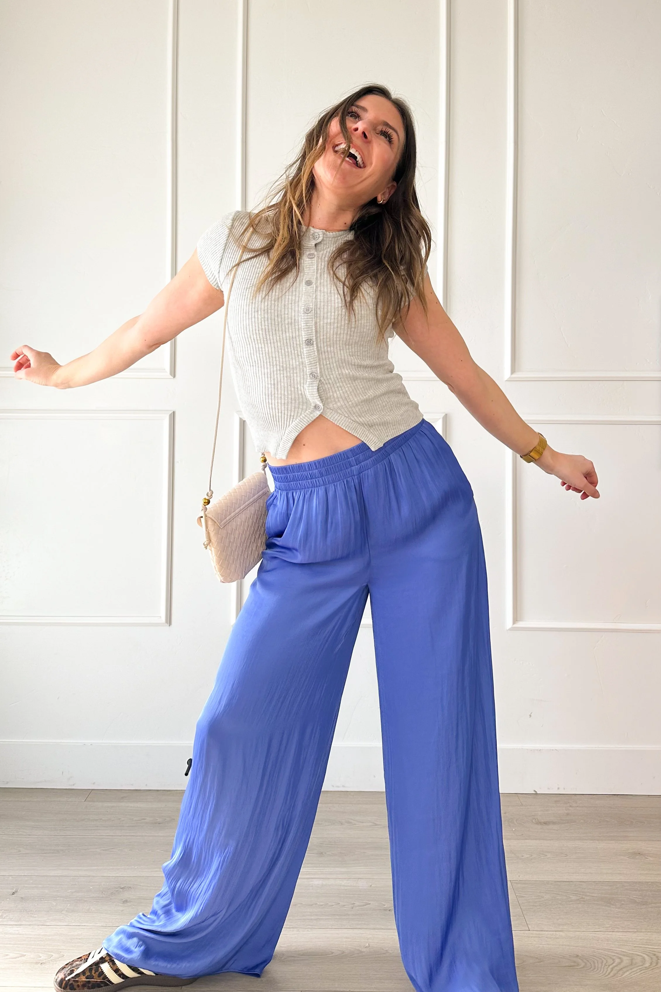 comfortable mom outfit with sneakers and wide leg pants