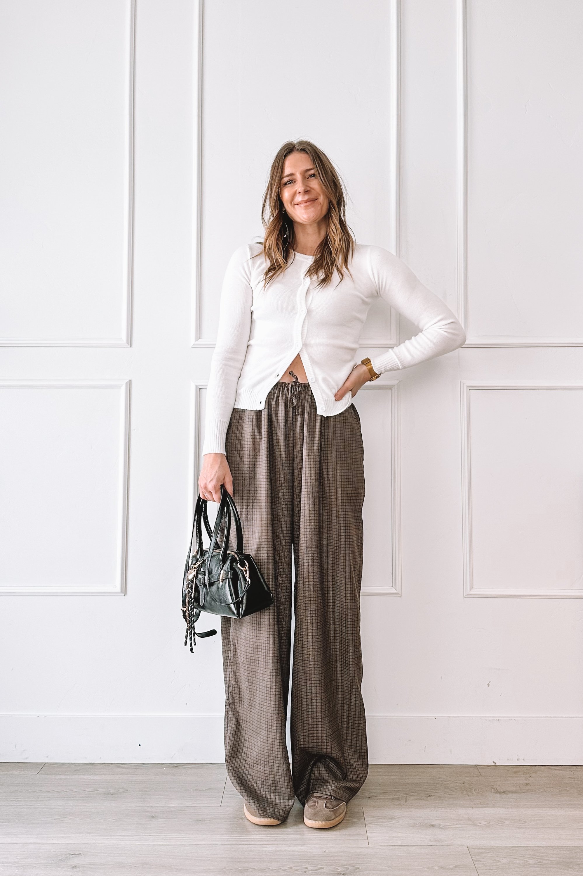 Relaxed everyday outfit with wide leg pants and Adidas sneakers
