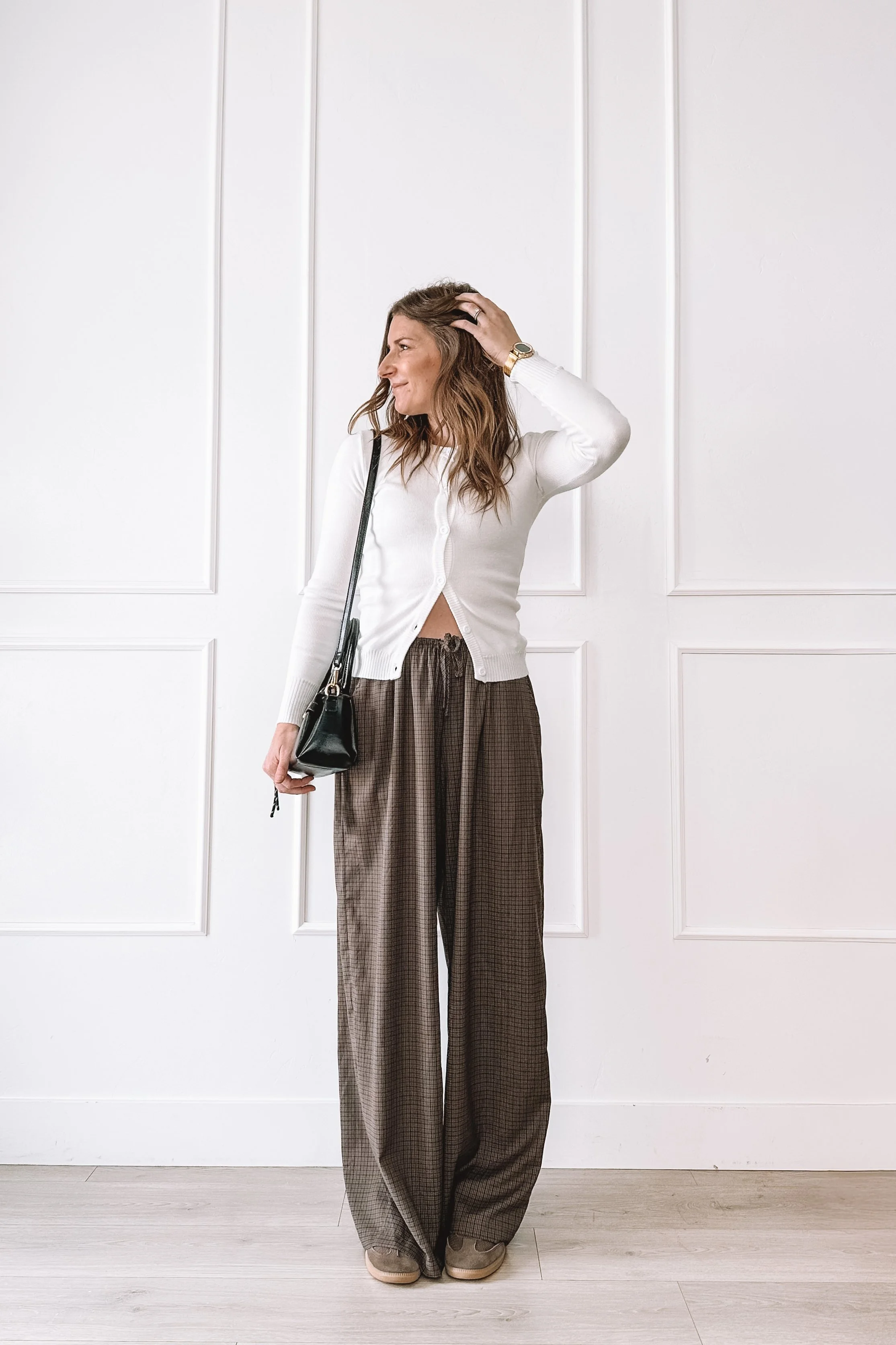 Relaxed everyday outfit with wide leg pants and Adidas sneakers