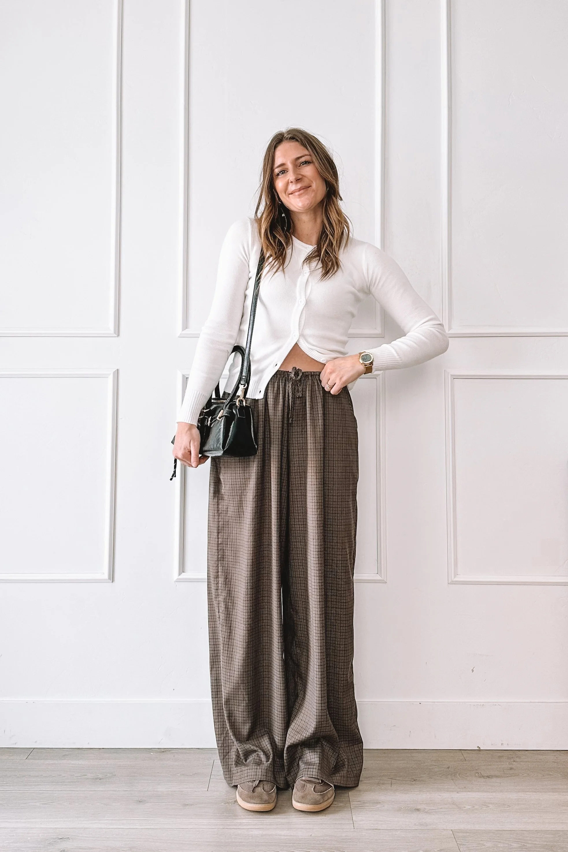 Relaxed everyday outfit with wide leg pants and Adidas sneakers