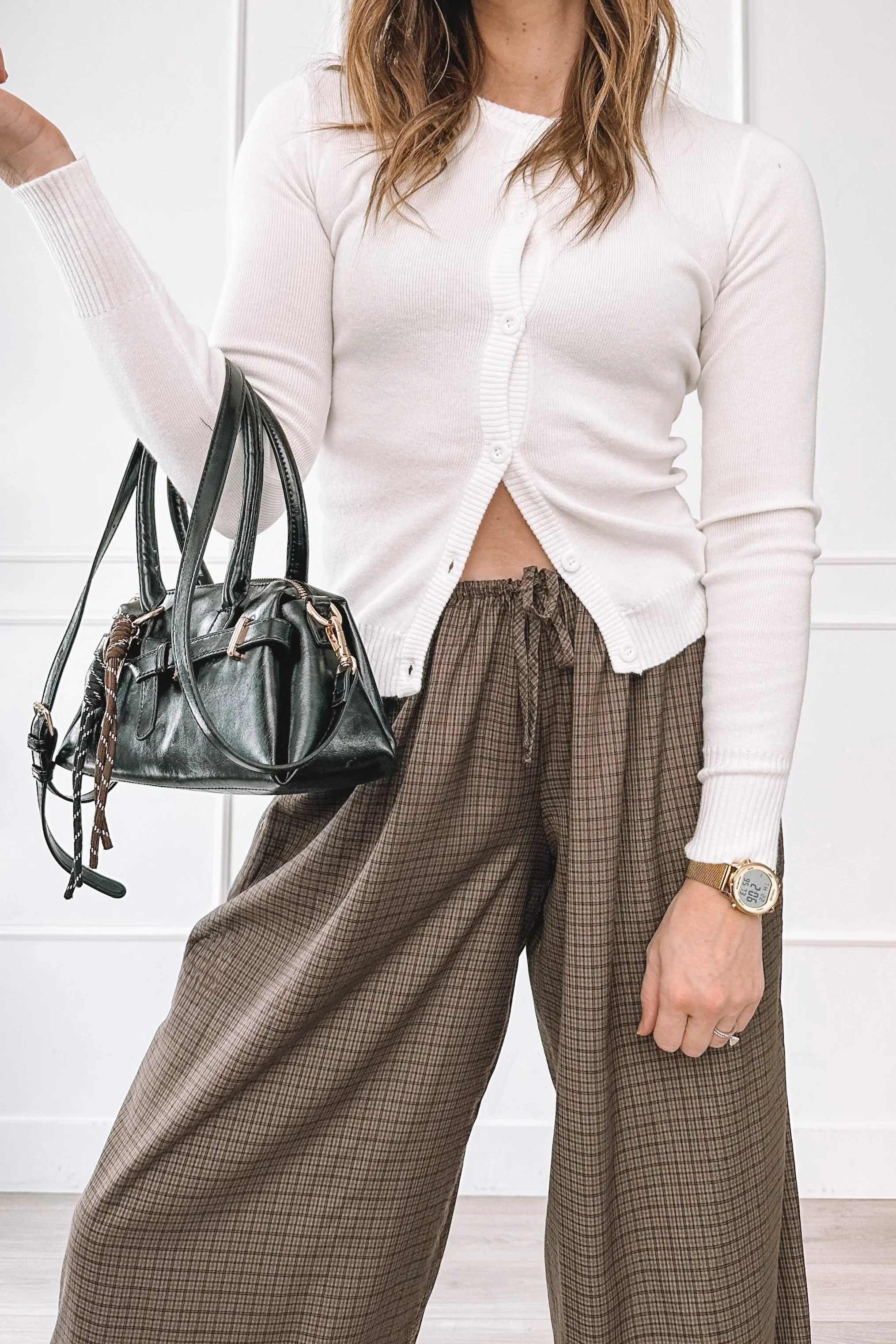 Relaxed everyday outfit with wide leg pants and Adidas sneakers