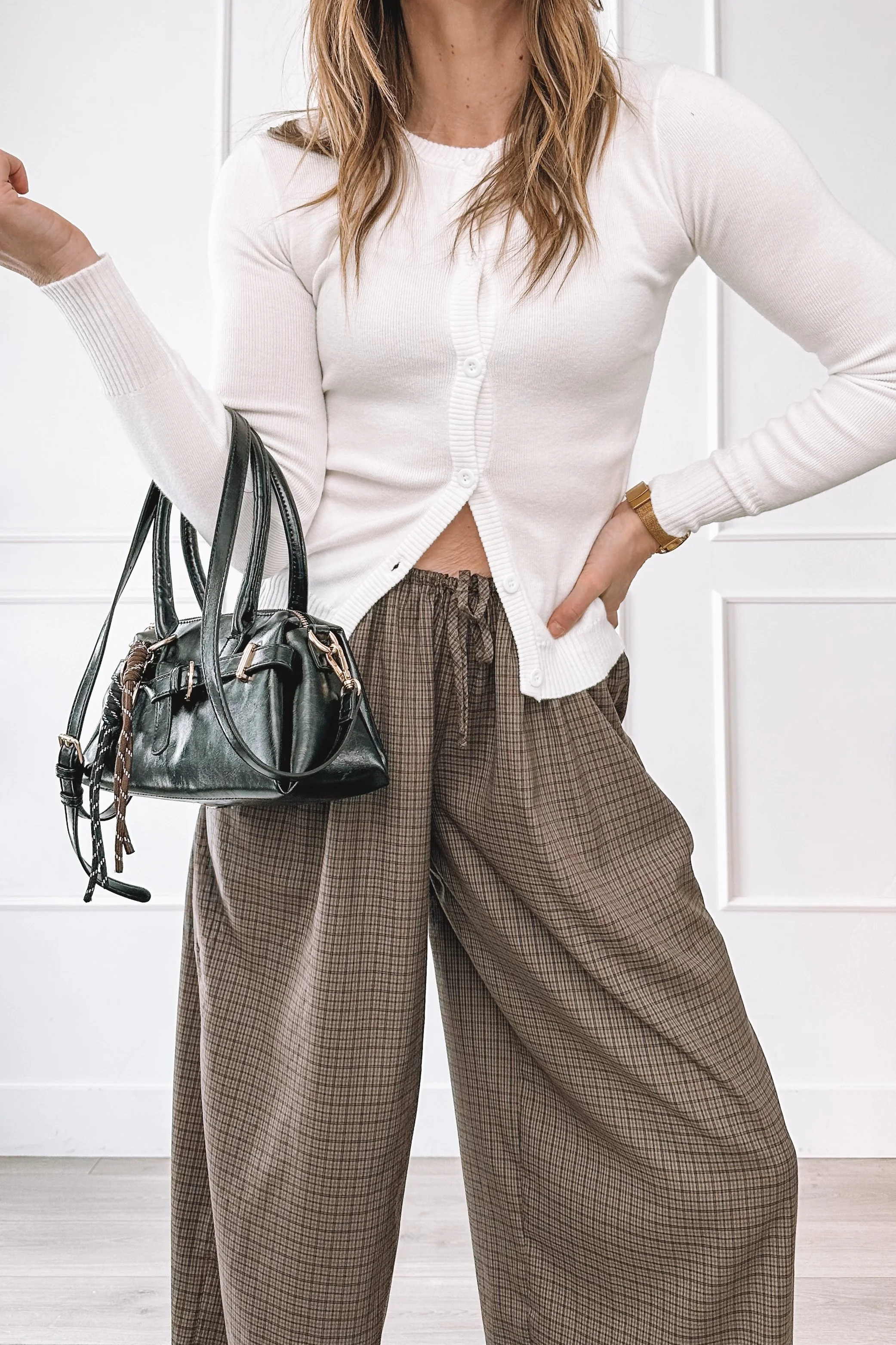 Relaxed everyday outfit with wide leg pants and Adidas sneakers