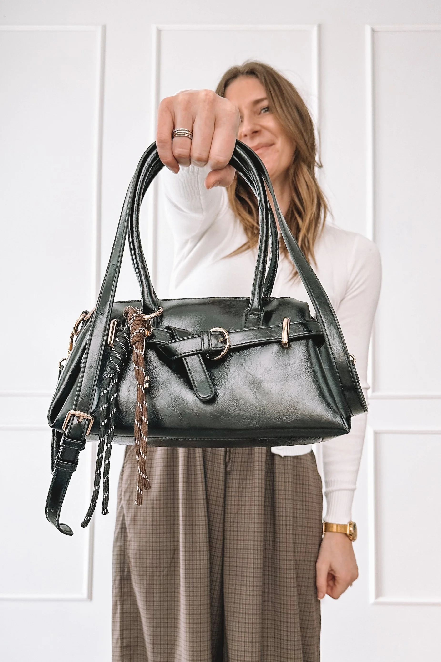 Relaxed everyday outfit with wide leg pants and Adidas sneakers