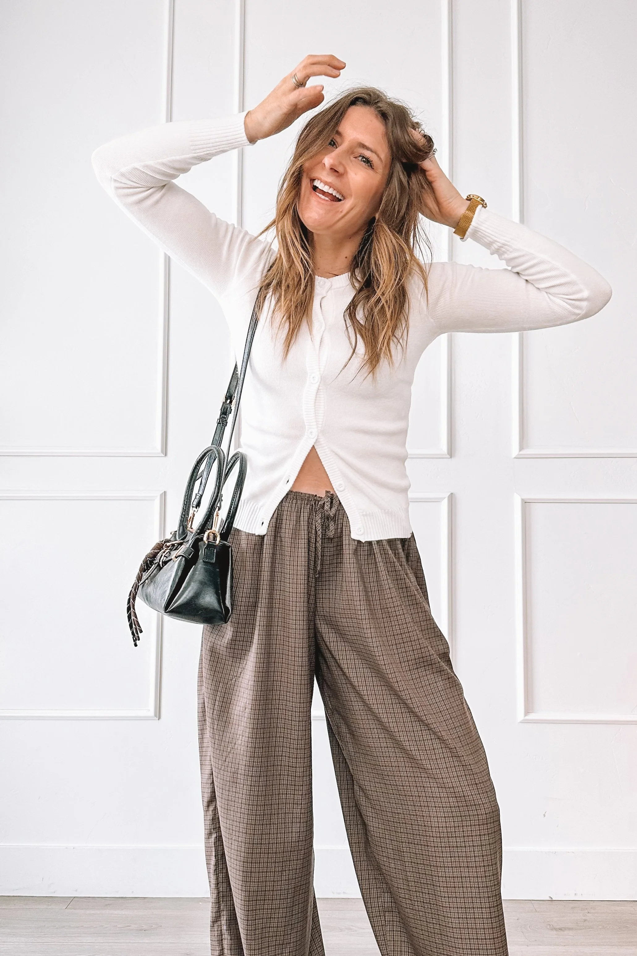 Relaxed everyday outfit with wide leg pants and Adidas sneakers