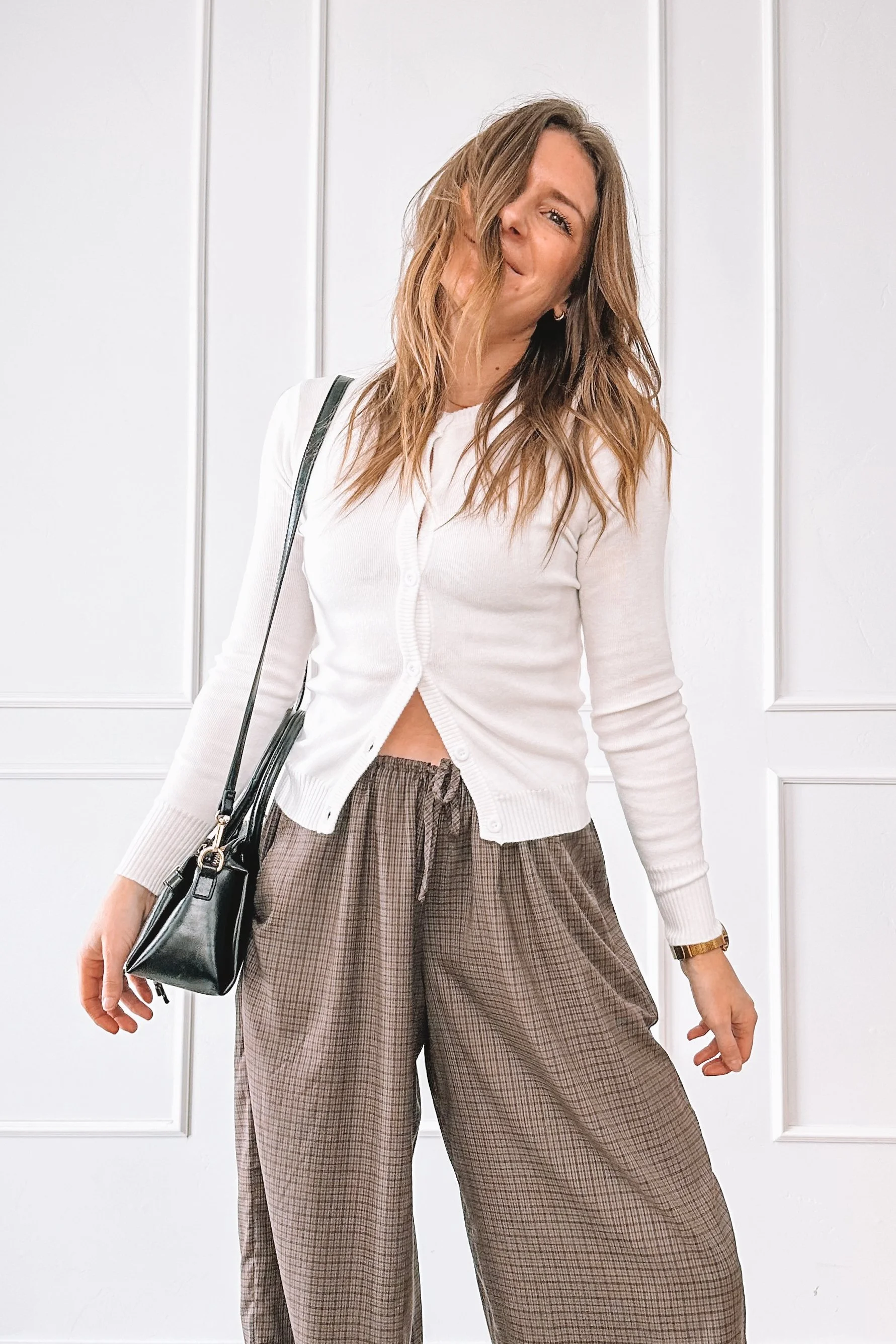 Relaxed everyday outfit with wide leg pants and Adidas sneakers