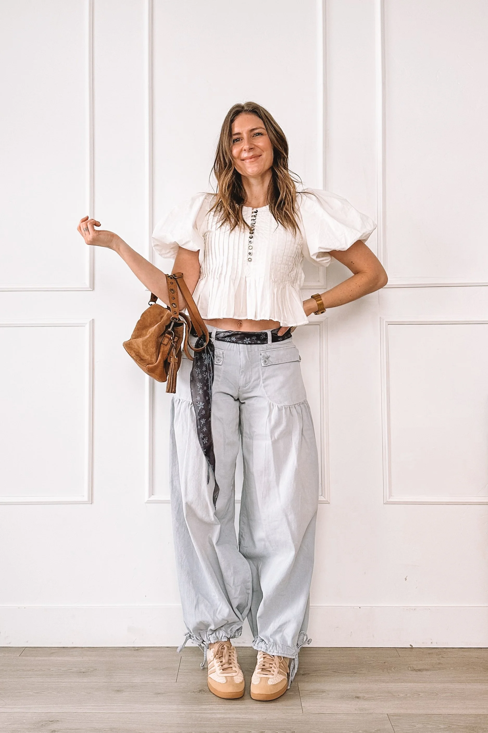 casual mom outfit with scarf belt and neutral sneakers