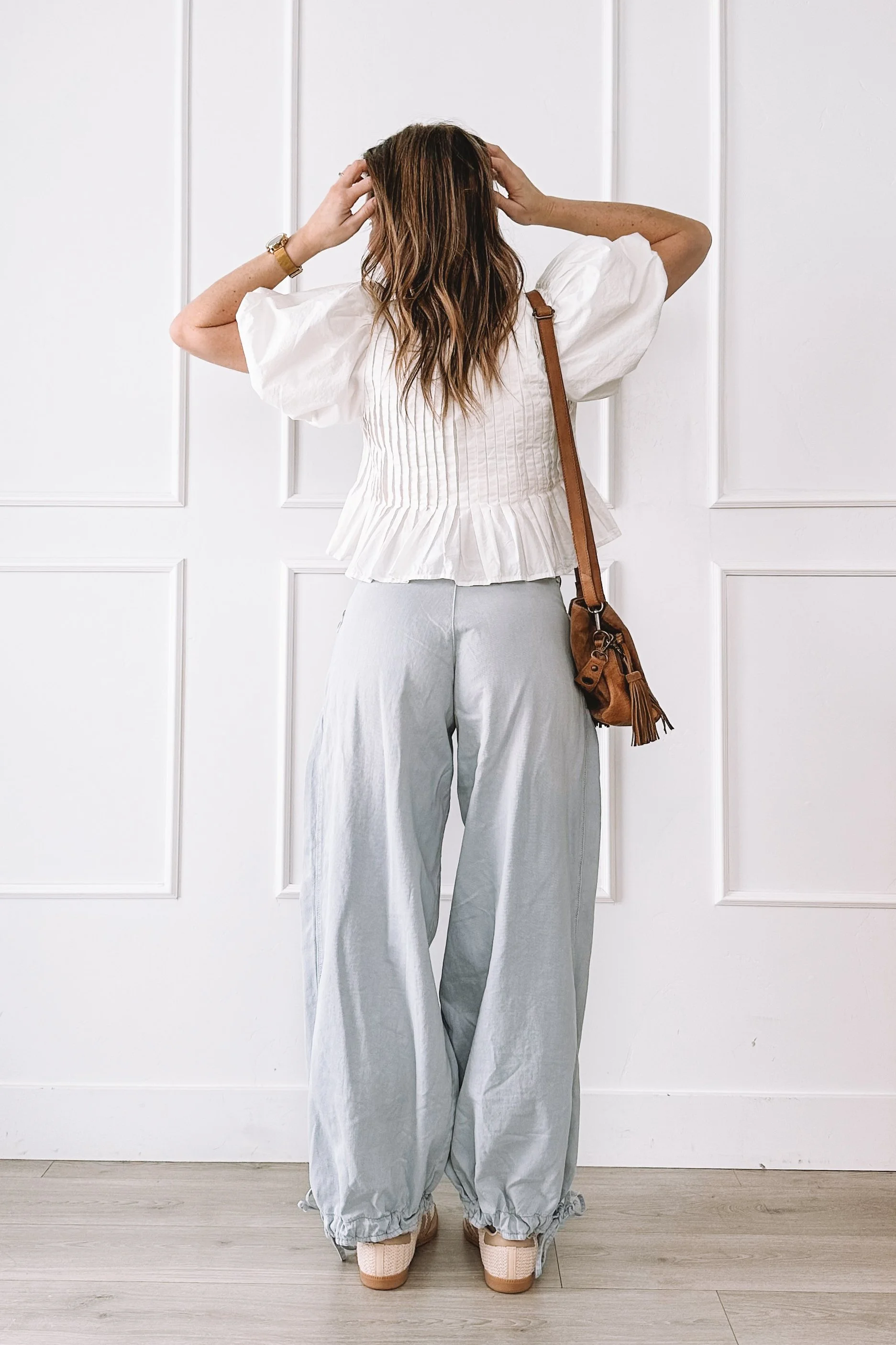 casual mom outfit with scarf belt and neutral sneakers