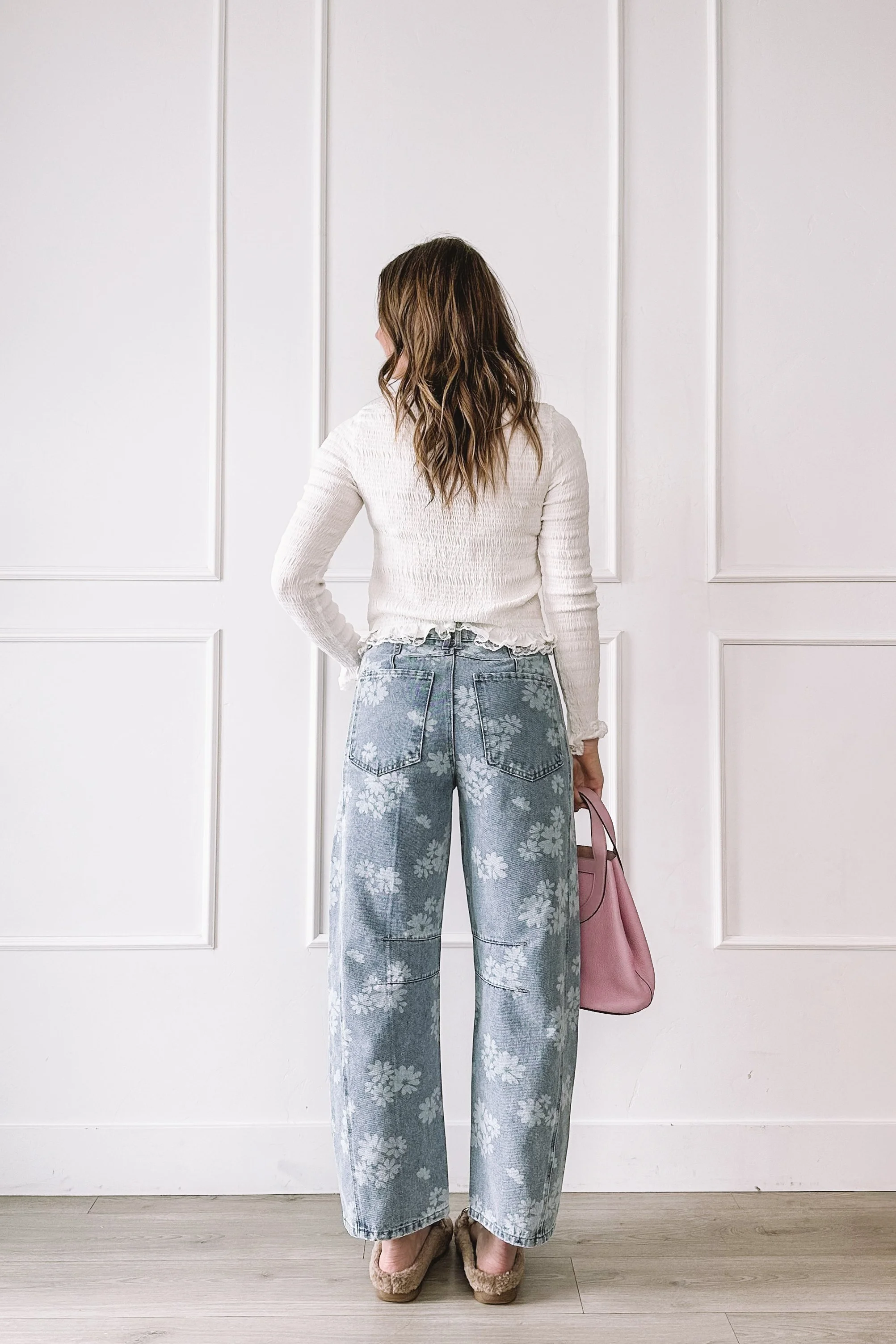 casual mom outfit floral jeans
