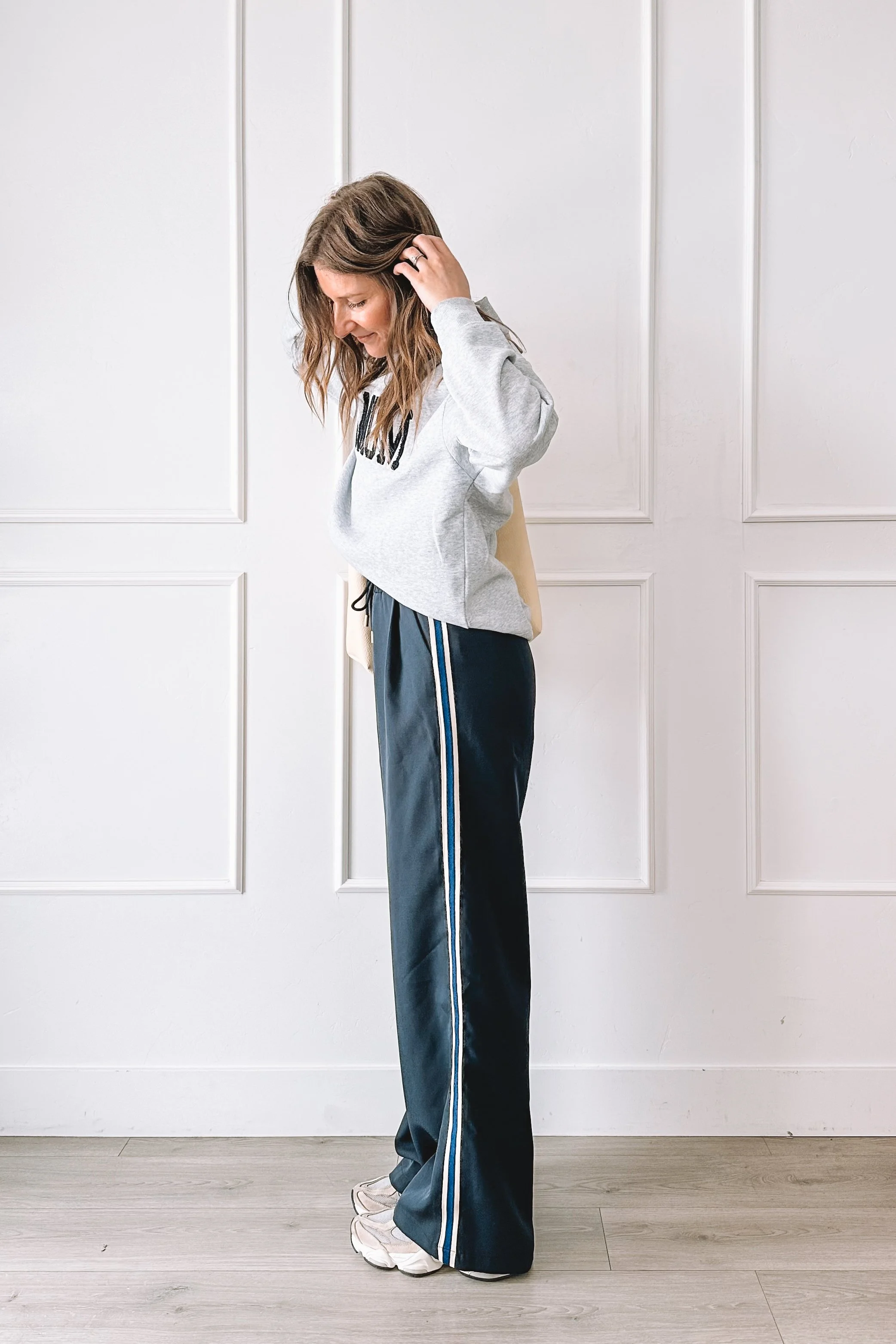 athleisure outfit mom style