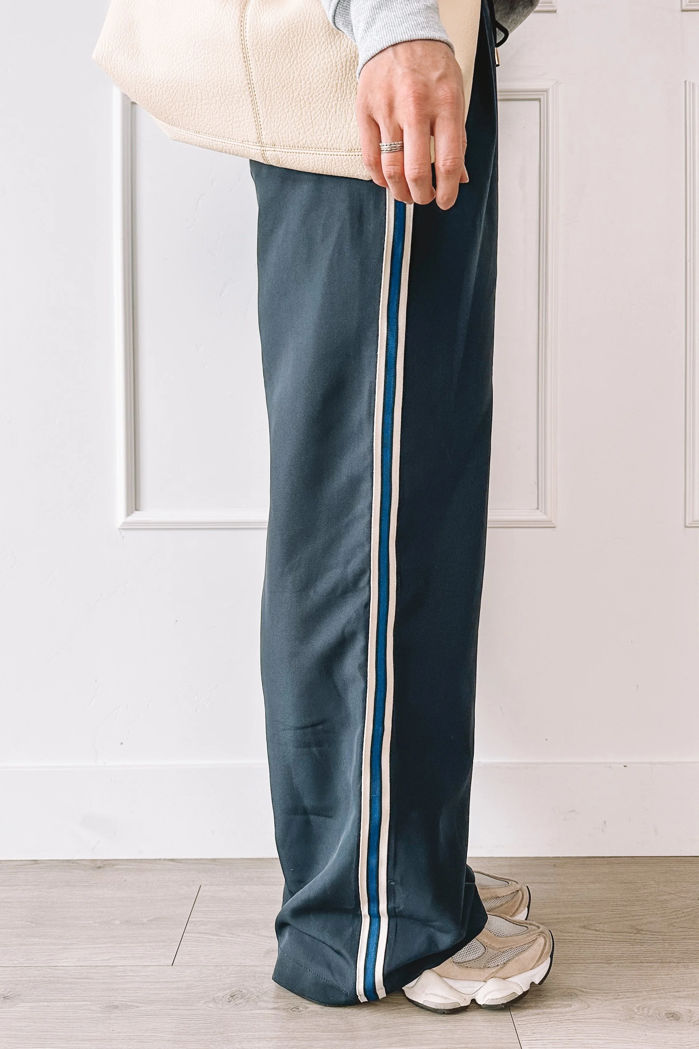 casual mom outfit track pants