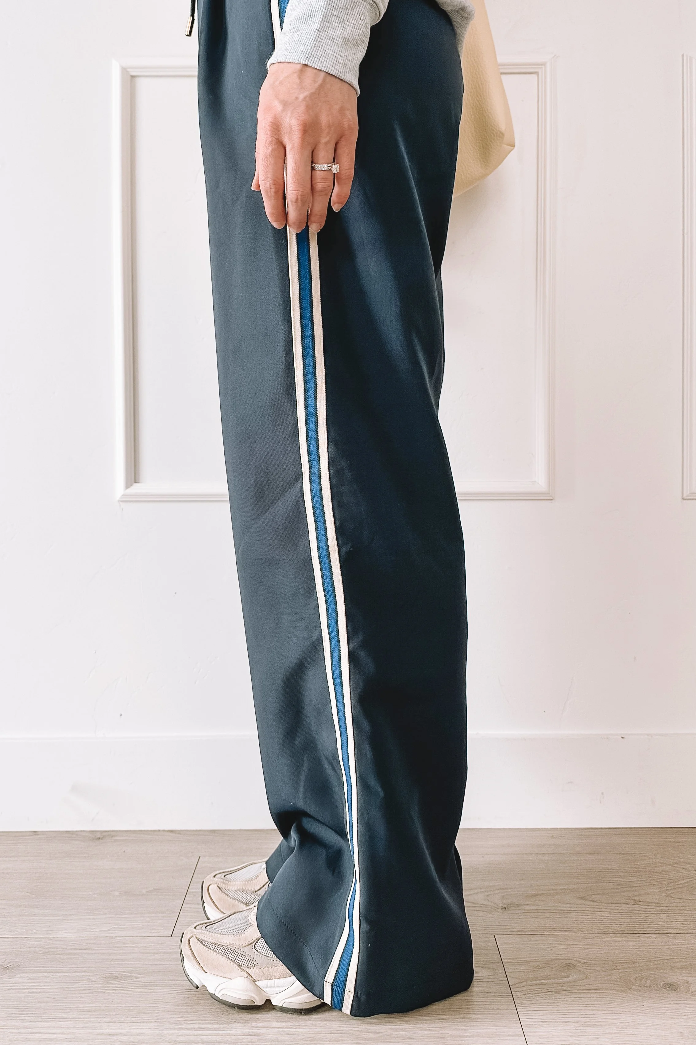 casual mom outfit track pants