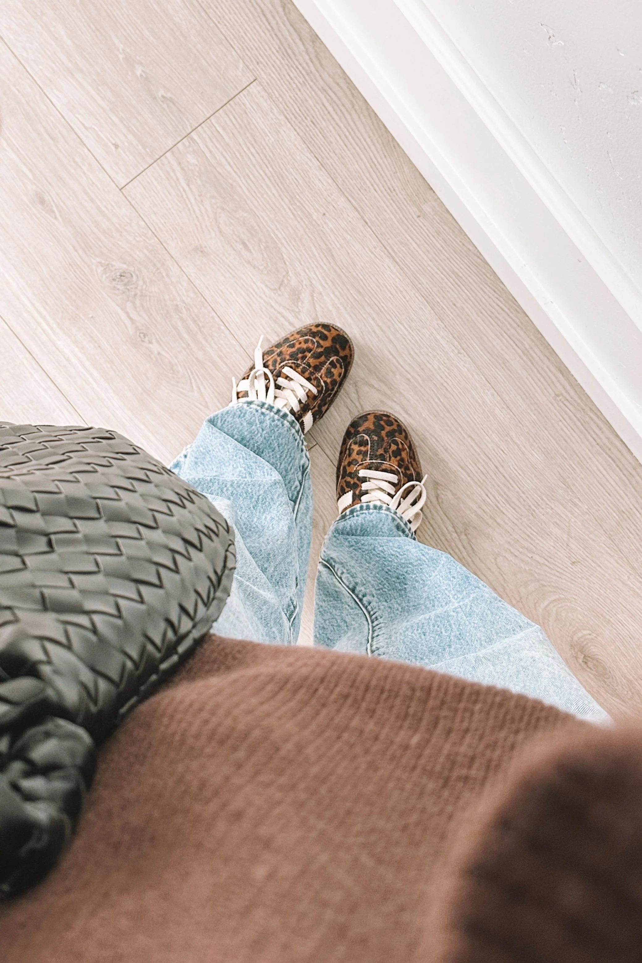 leopard-sneakers-outfit-wide-leg-jeans-brown-half-zip-sweater