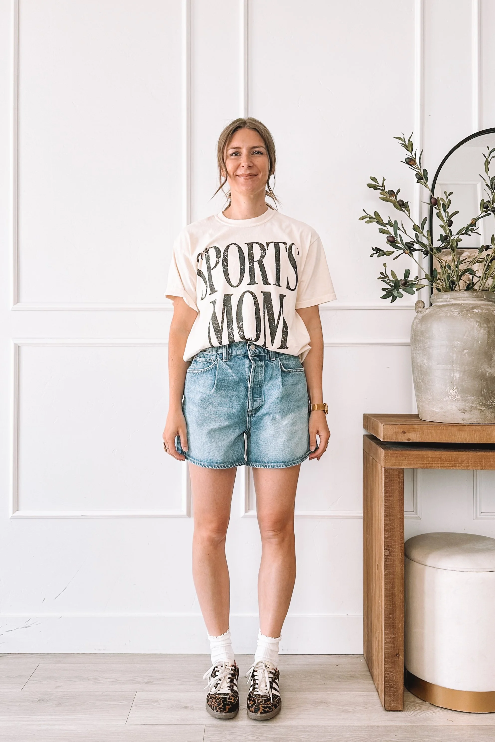 sports-mom-graphic-tee-outfit-denim-shorts-leopard-sneakers