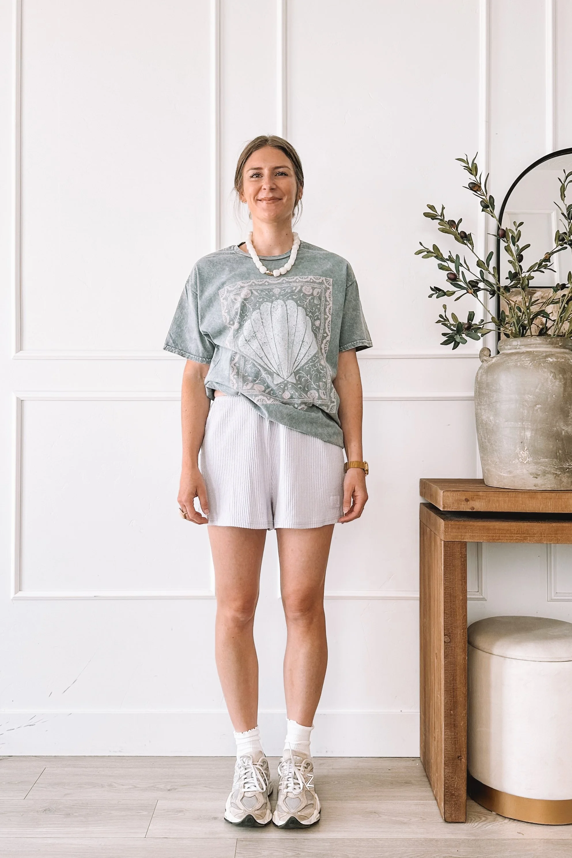 shell-graphic-tee-outfit-ribbed-shorts-new-balance-sneakers