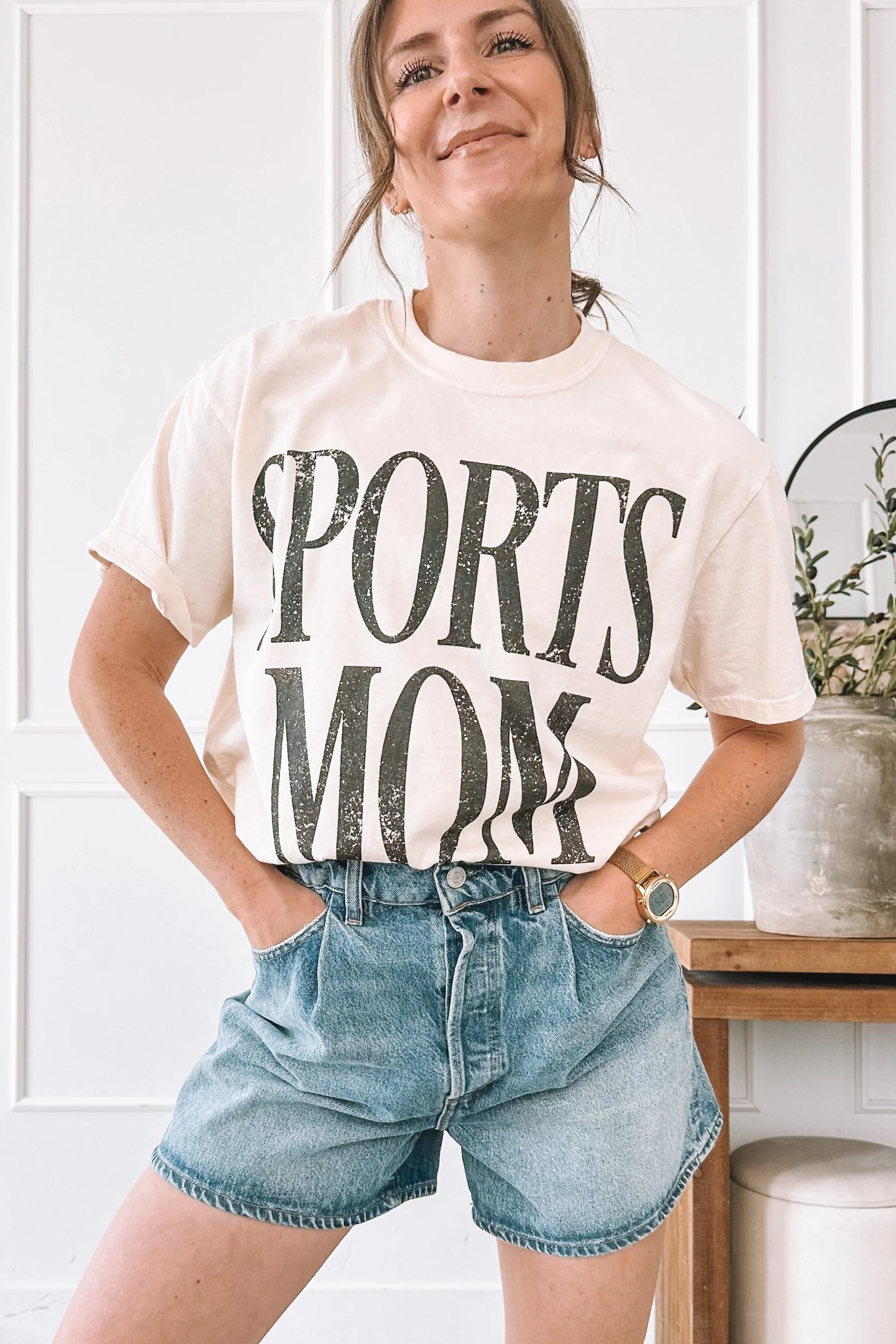 sports-mom-graphic-tee-outfit-denim-shorts-leopard-sneakers